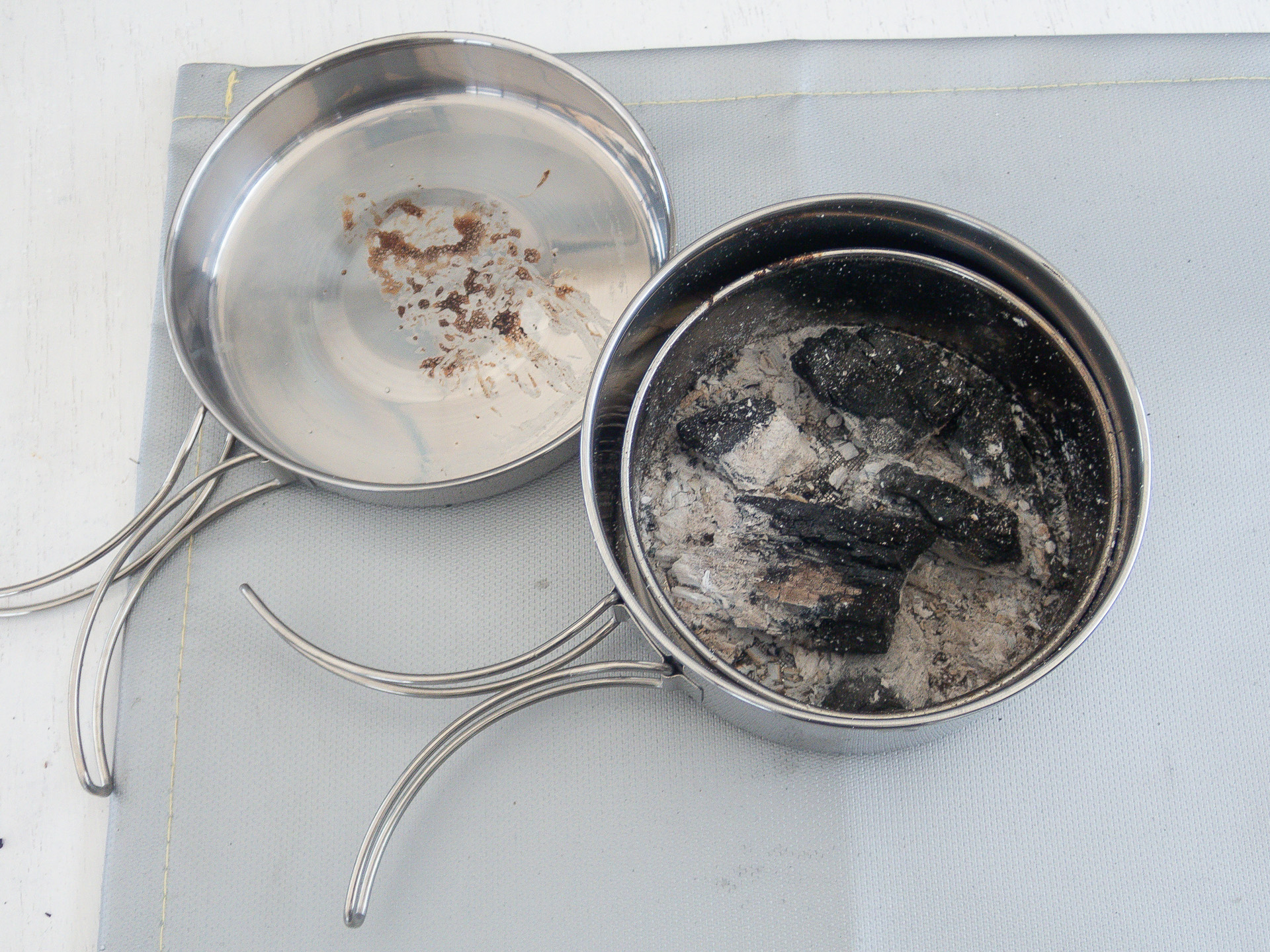 鍋大に「ステンレス裏ごし」がすっぽり入る。あとは蓋をして放置