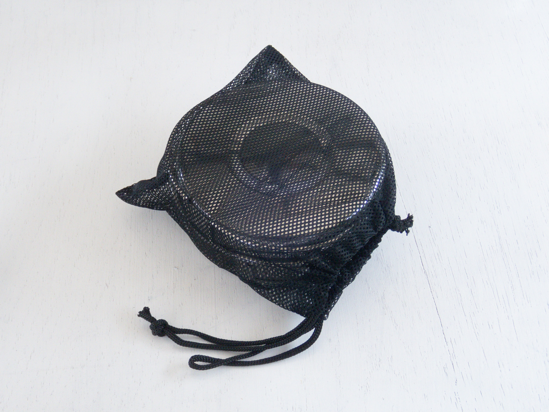 収納袋に入れて持ち帰る。収納袋は余裕のある大きさなので他のものもまとめることができる。