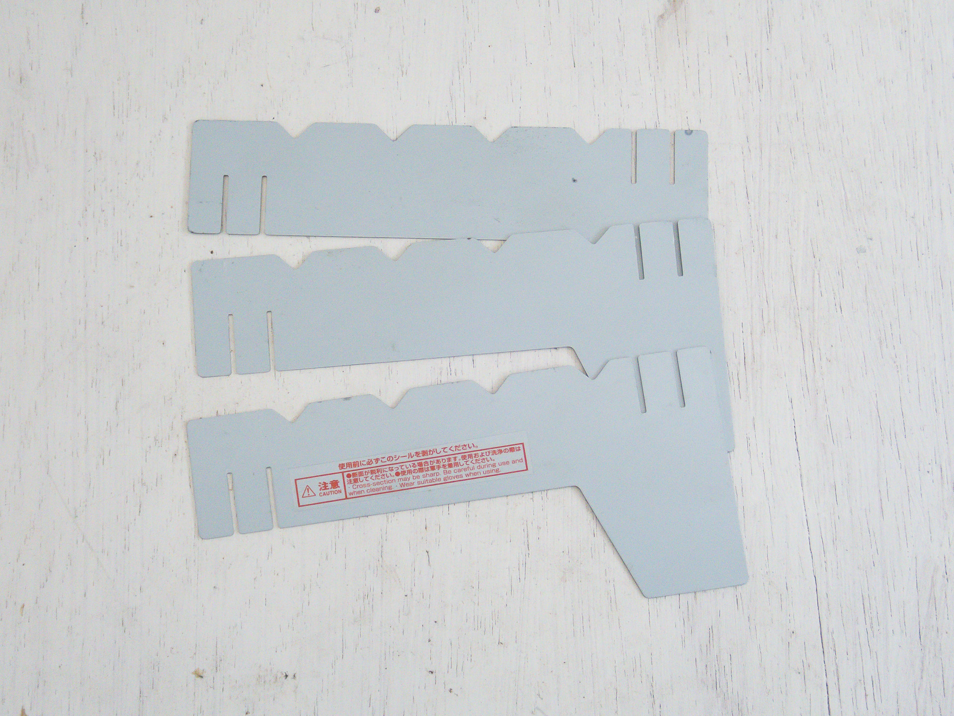 組み立て式の「<a href="https://jp.daisonet.com/products/4549131946727">アルコールバーナー五徳</a>」　1辺が15.5cmあるので、コンロが安定する。