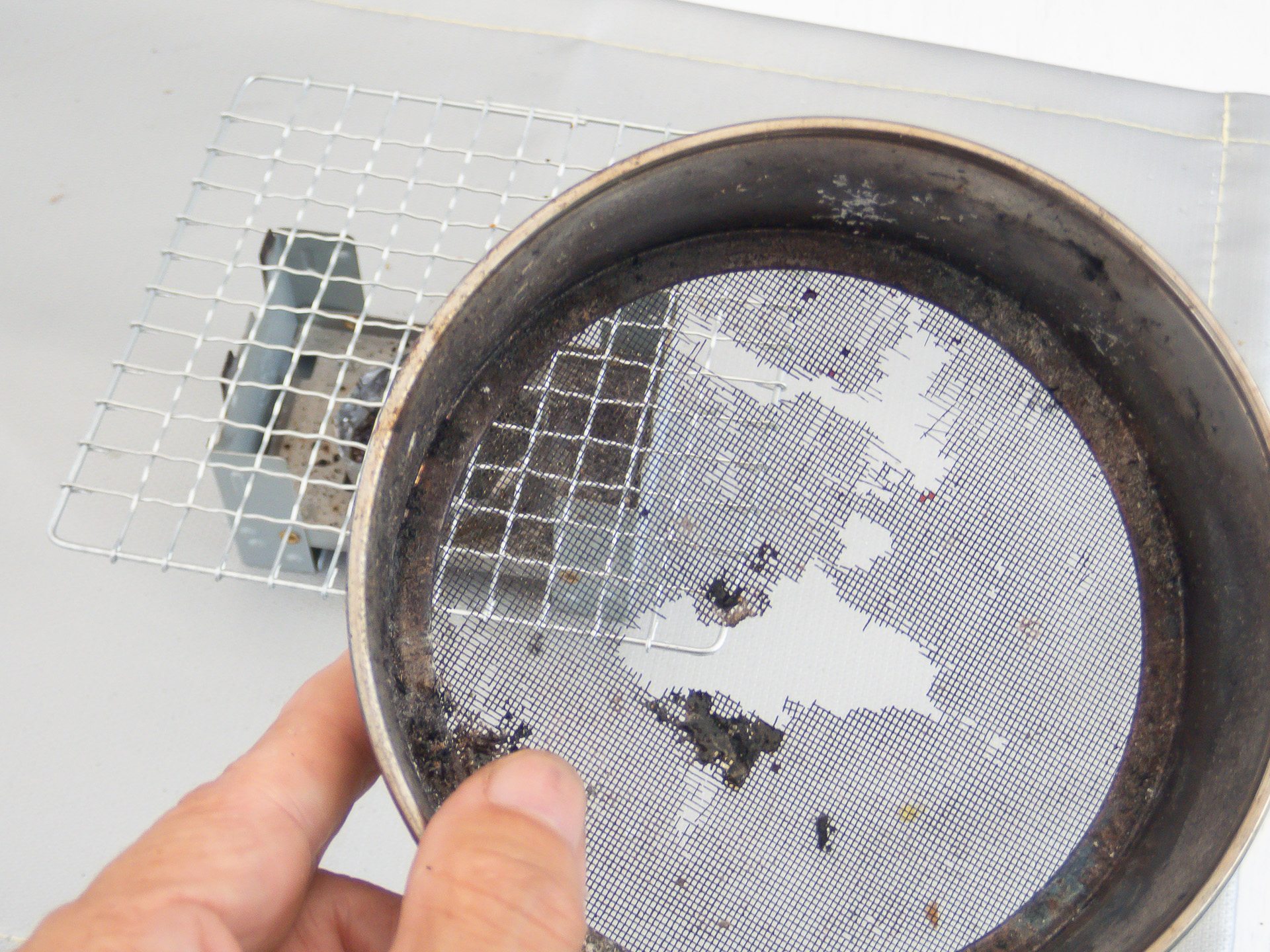 このように穴が開いてしまったら焼き網を「ちょこっとストーブ」の上に乗せればまだまだ使える。