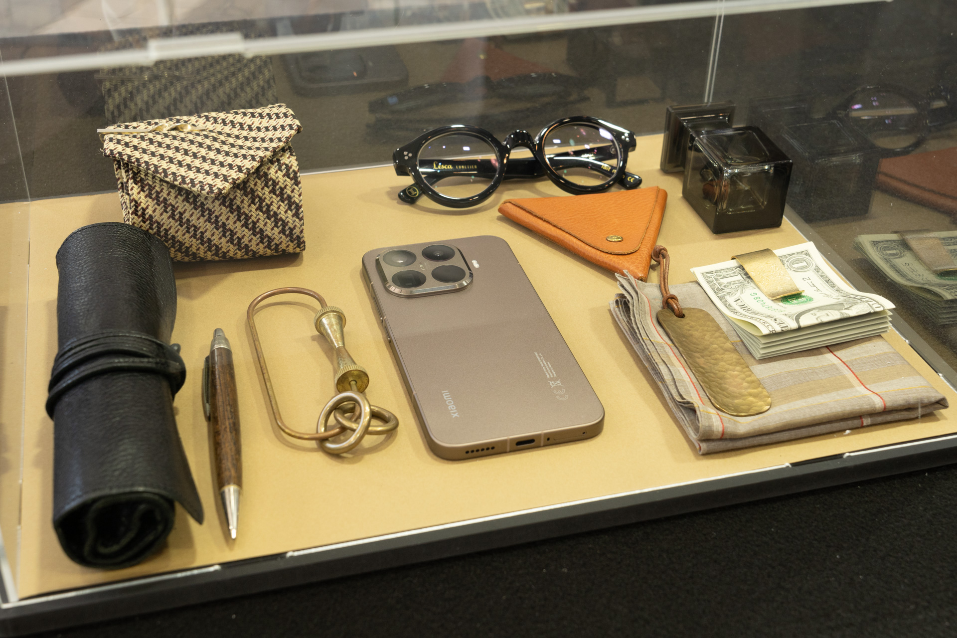 ライフスタイルアイテムと組み合わせた展示も