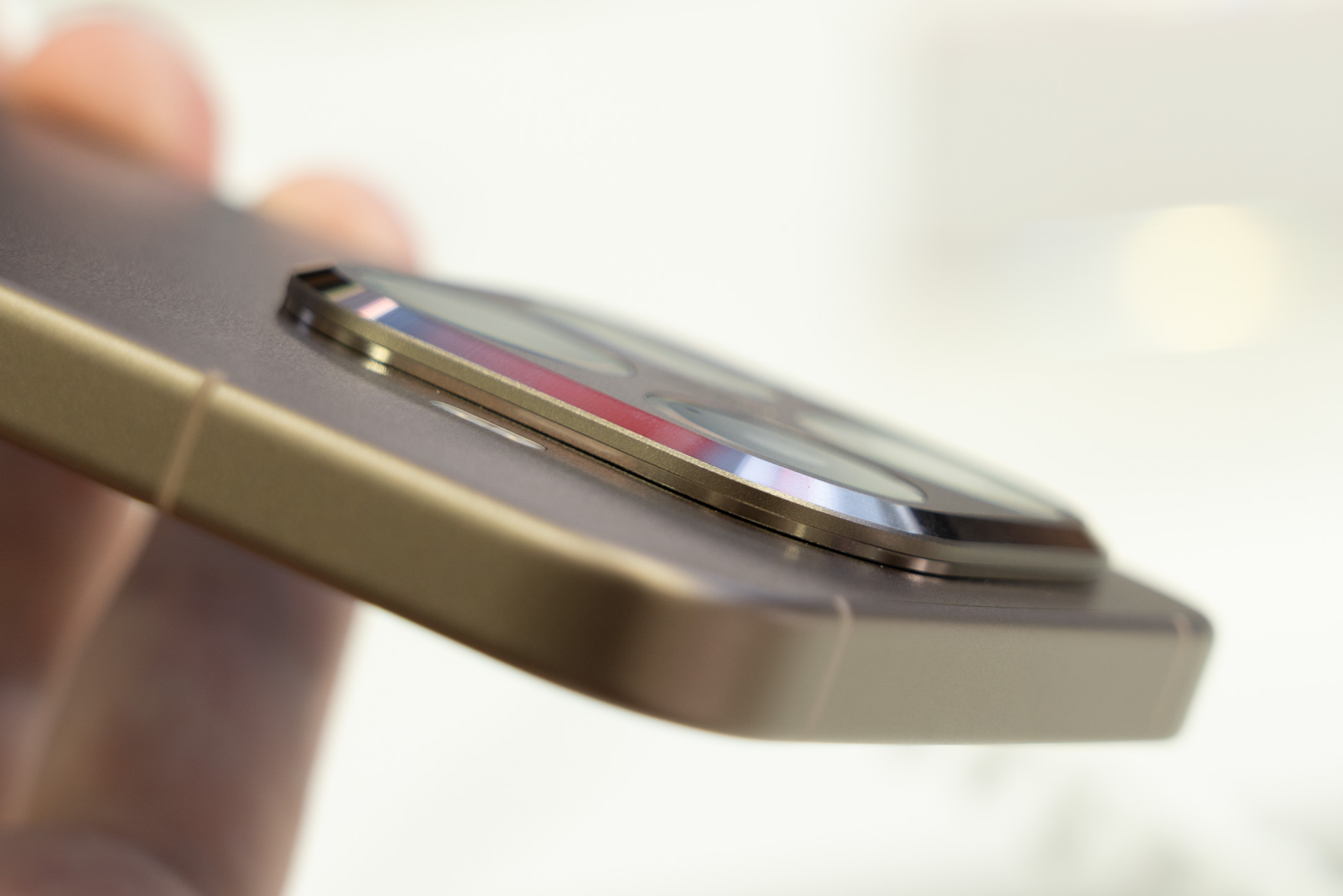 カメラ部分はさほど大きな突出にはなっていない