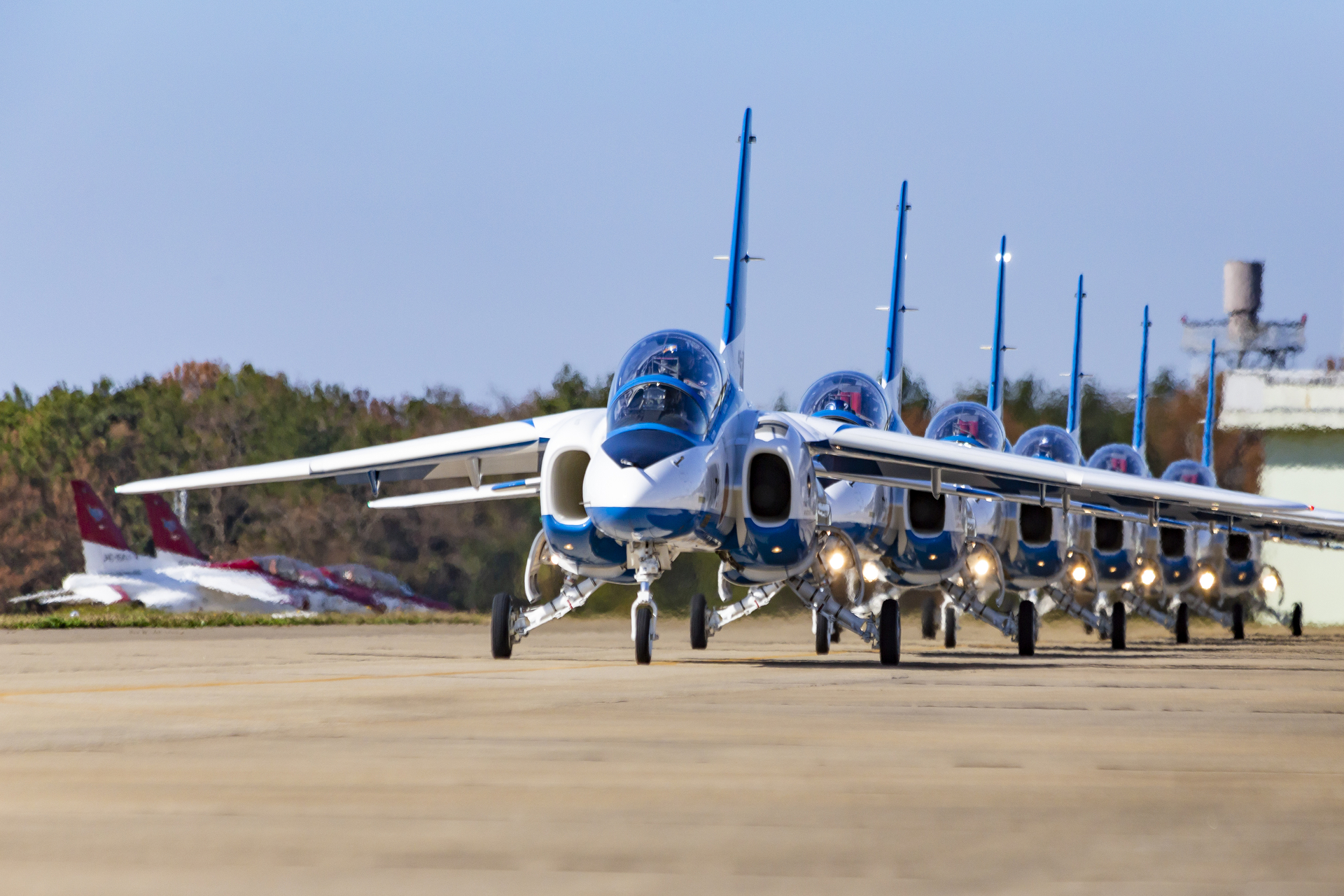 芦屋基地所属の赤白塗装のT-4練習機とブルーインパルス（撮影：2014年-芦屋基地航空祭）<br>キヤノン EOS 6D／EF70-300mm f/4-5.6 IS USM／300mm／絞り優先AE（1/4,000秒、F6.3）／ISO 400