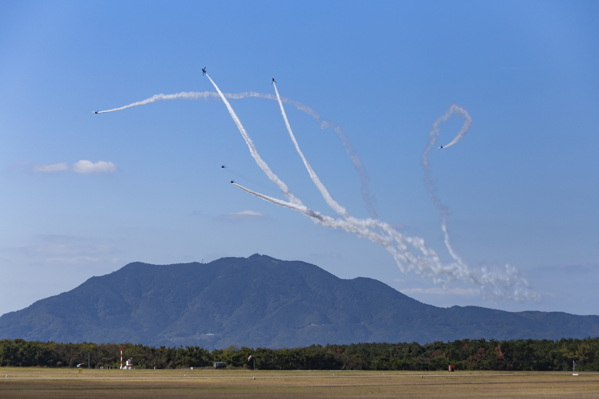 秋空に映えるブルーインパルスの演技、今年はホワイトアローズの演技に注目だ（撮影：2014年-芦屋基地航空祭）<br>キヤノン EOS 6D／EF70-300mm f/4-5.6 IS USM／130mm／絞り優先AE（1/3,200秒、F6.3）／ISO 400
