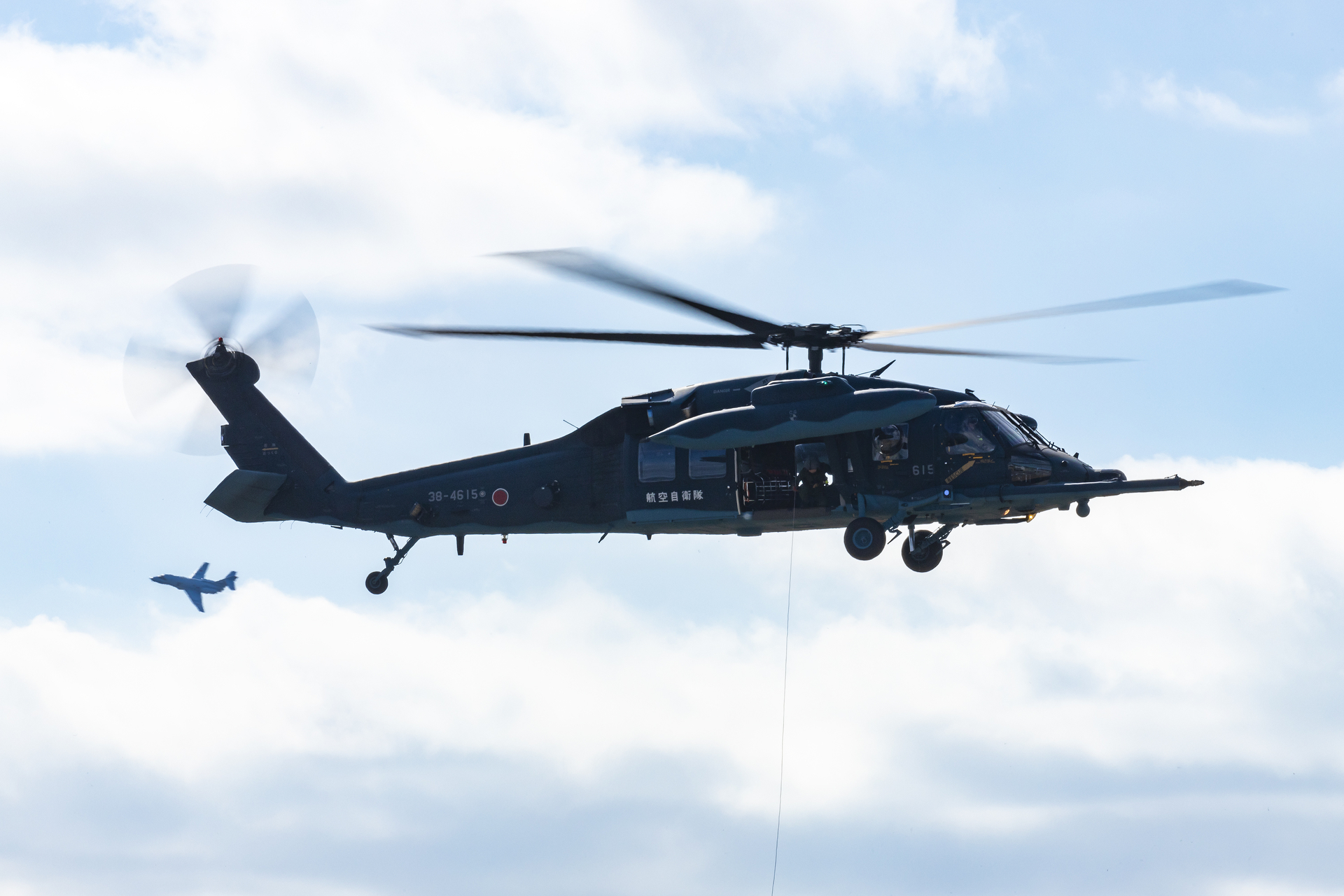 救難隊のヘリUH60-JとU-125A（撮影：2023年-芦屋基地航空祭）<br>キヤノン EOS 6D Mark II／EF100-400mm f/4.5-5.6L IS II USM／371mm／シャッタースピード優先AE（1/125秒、F29）／ISO 200