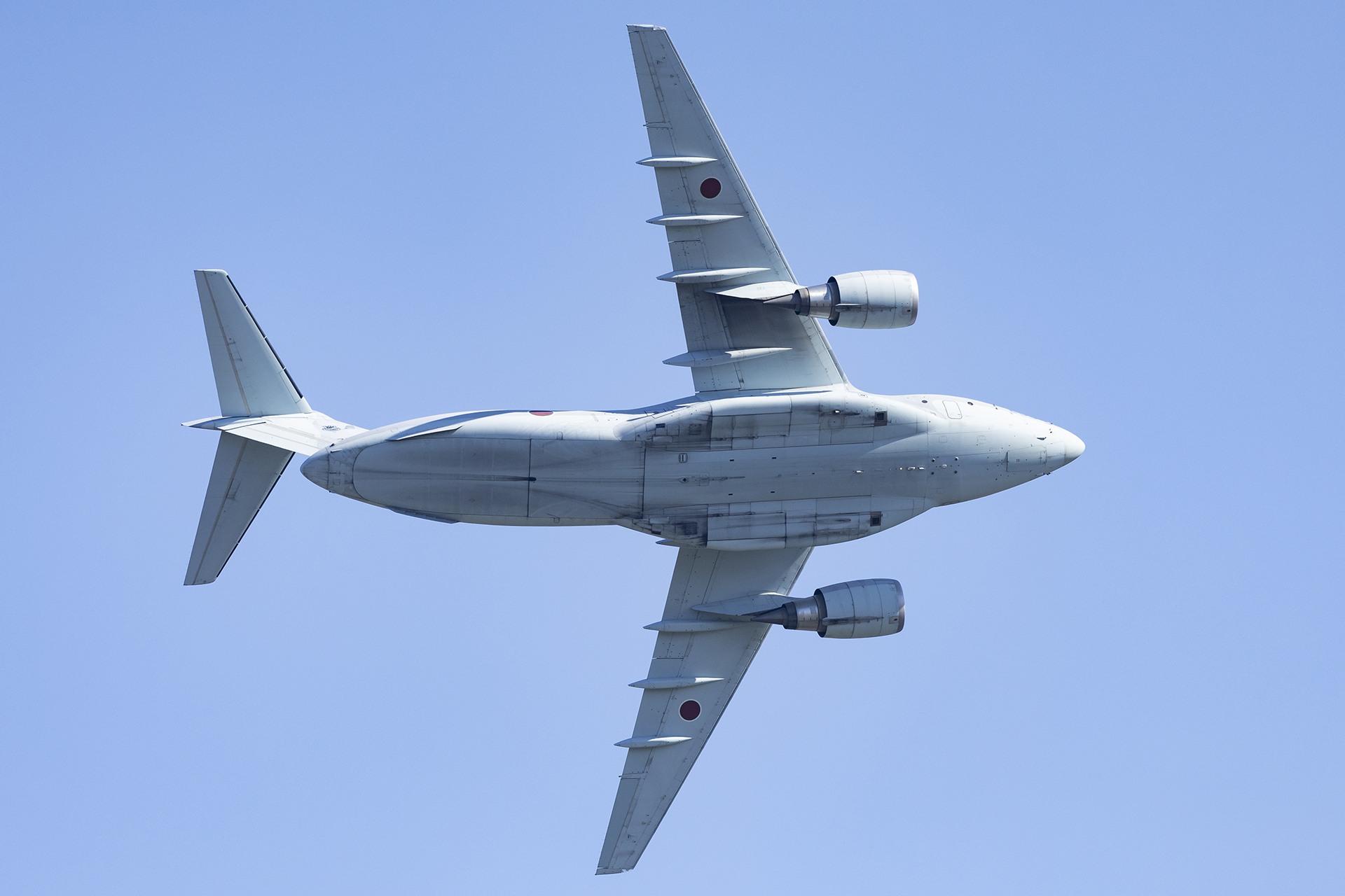 昨年の入間航空祭でのC-2による展示飛行です。お腹を見せる急旋回は、輸送機としての任務中には見られない光景です。ここまで機体を傾けての展示飛行を期待したいところです（撮影：2024年-入間航空祭）<br>キヤノン EOS R6 Mark II／RF100-500mm F4.5-7.1 L IS USM／428mm／Fvモード（1/2,500秒、F8）／ISO 800