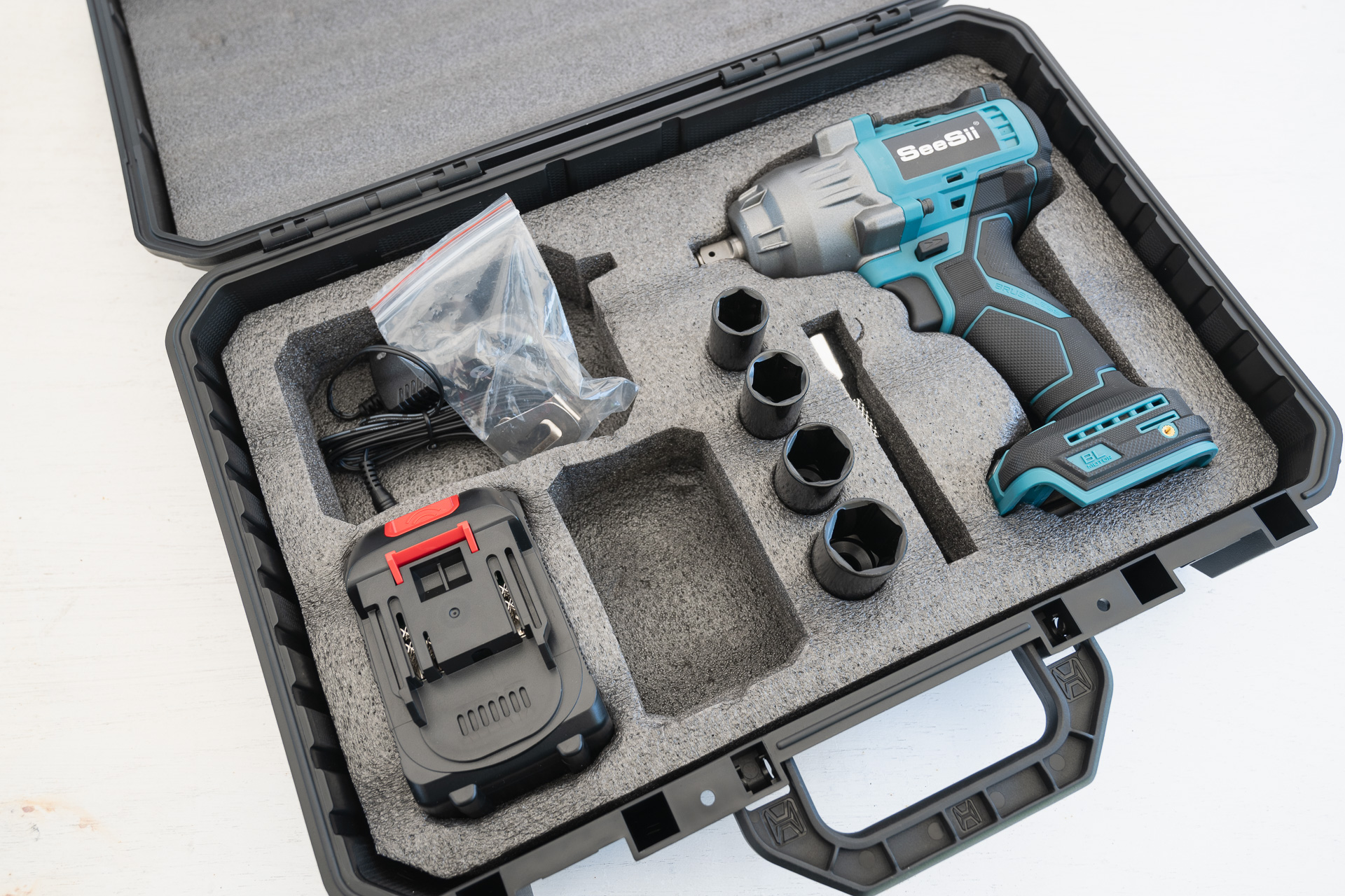 内容物は本体のほか充電器、バッテリー×1、ソケット×4、延長シャフト×1