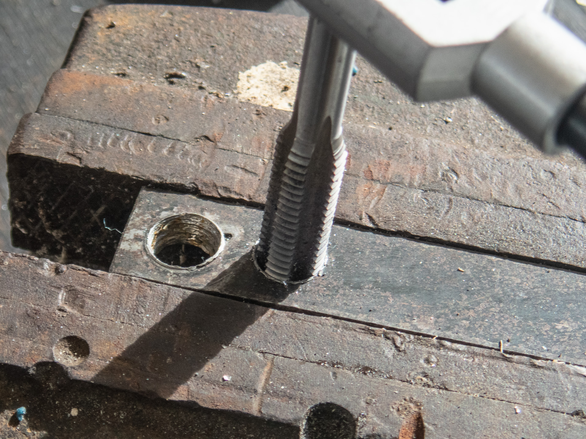 10mmのタップでネジを切る。1つ目の穴は別の実験に使ったので2個目