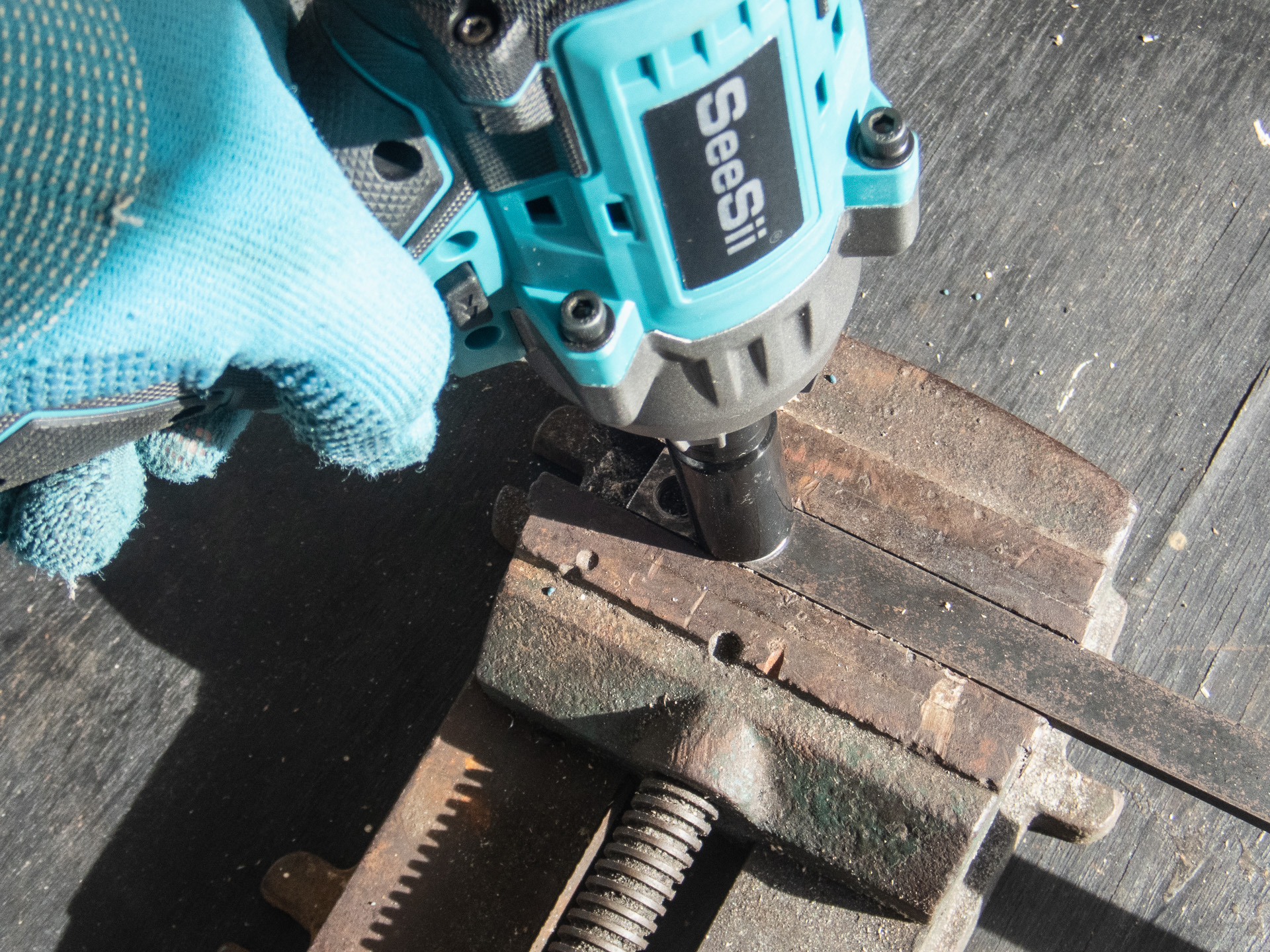 インパクトレンチで締める