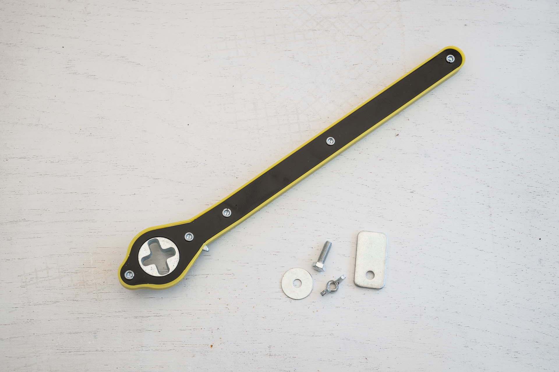 十字穴の部分が簡易なラチェットになっている。付属品は鉄のプレートとネジ