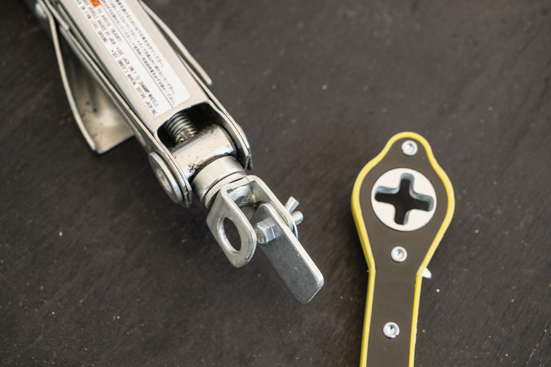 ジャッキの先が二股になっている場合は付属のプレートを取り付け、そこにラチェットをかける