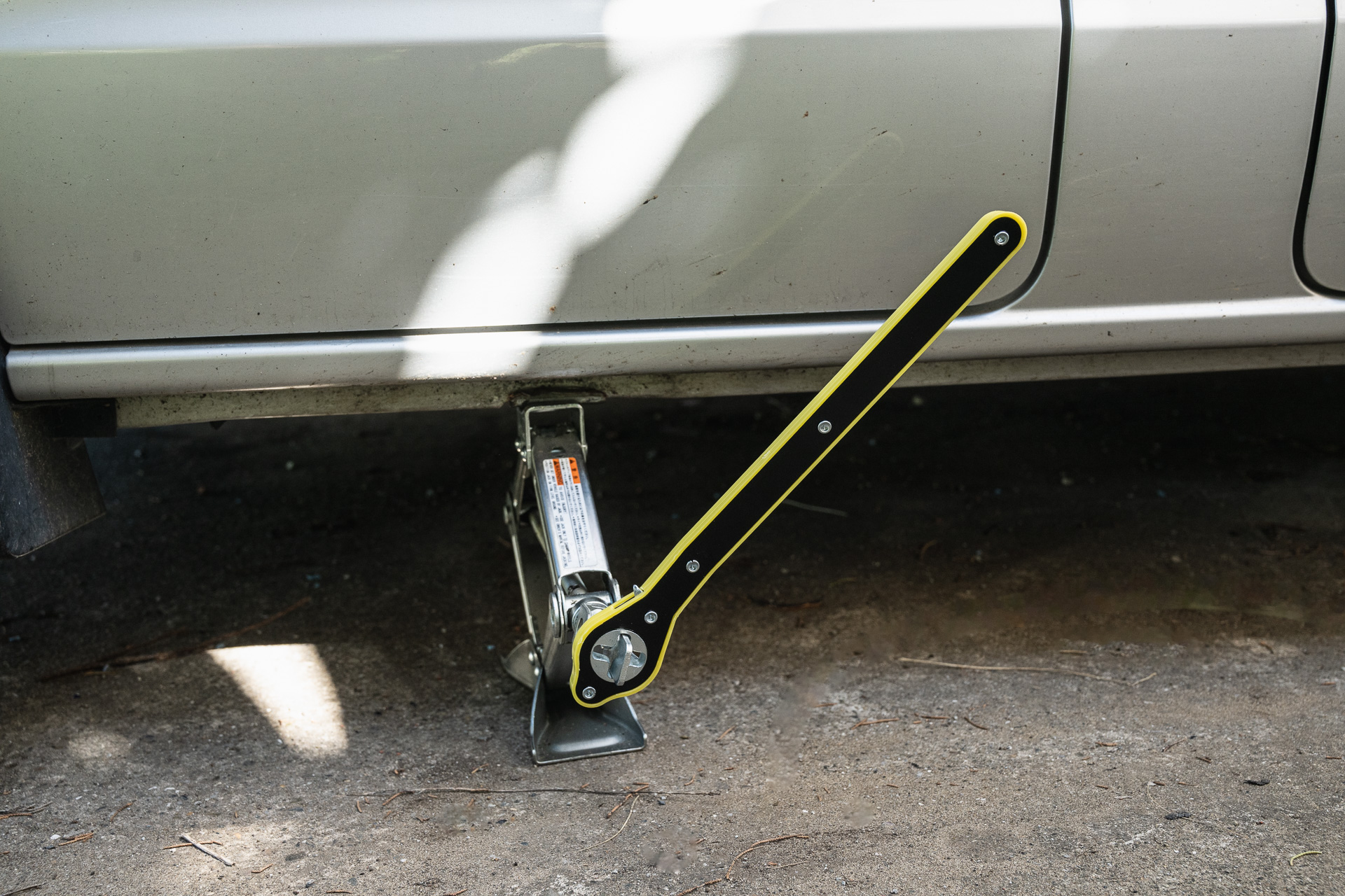 ラチェットレバーを上下させれば本当に軽く、車体があがってゆく