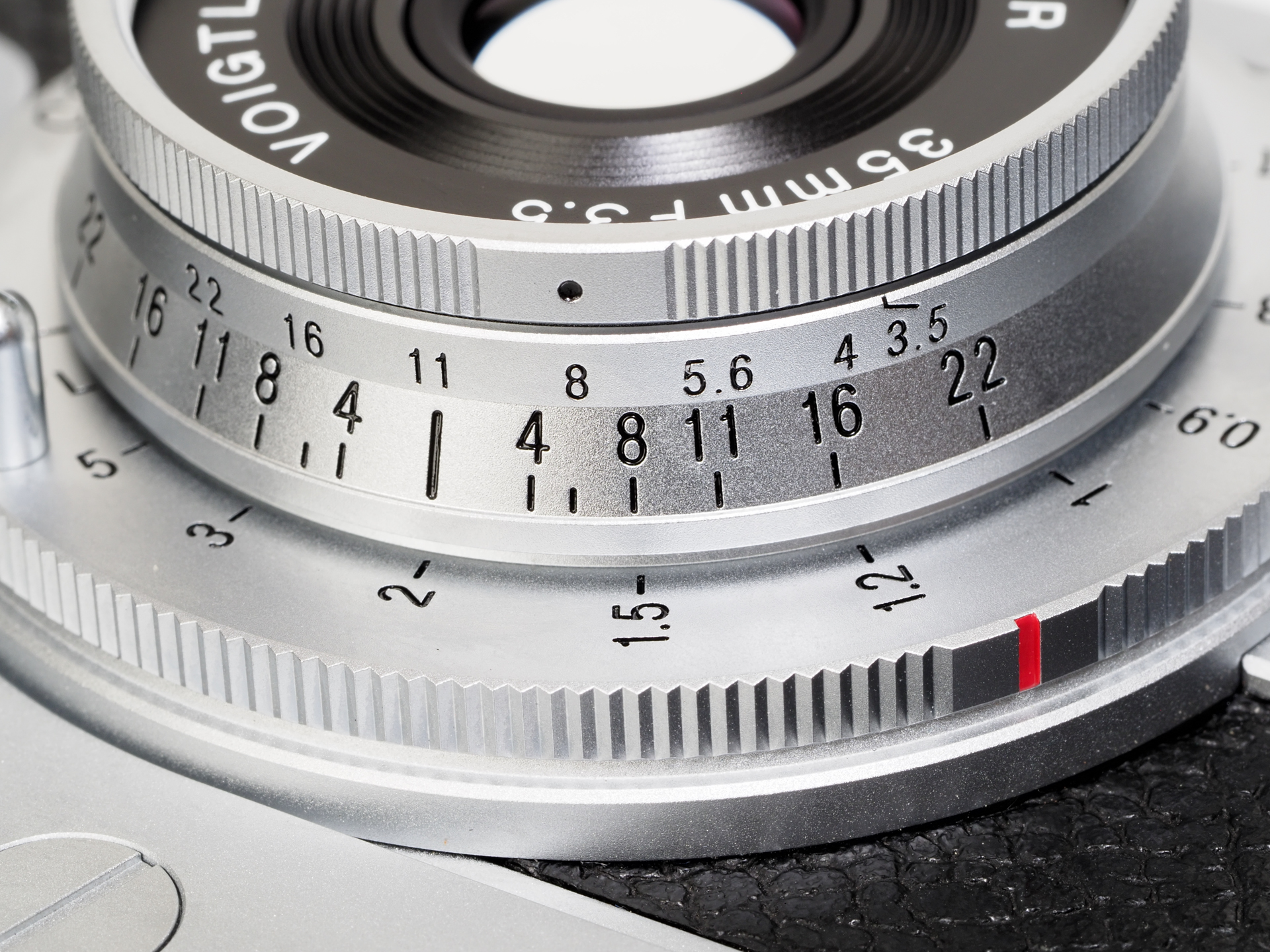 絞りのF値表示と、被写界深度表記のF値双方があるので混み合っている感じですが、小さい数字が実際のF値表示になります。