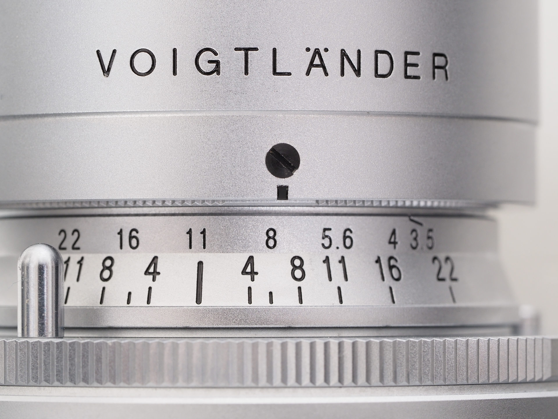 カブセ型の専用フード。フード側面に指標があり、レンズ側の絞り位置の指標と合わせて装着すると、フードを回すことで絞り設定が容易になります。