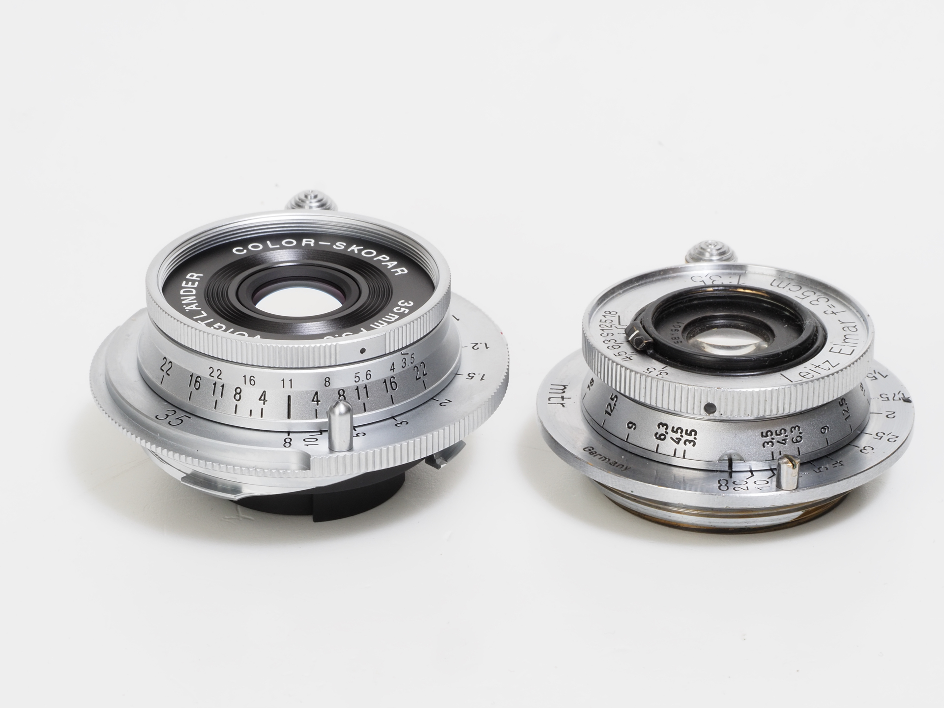 左がCOLOR-SCOPAR、右がElmarです。こうして比較してみると大きさは違いますし、ライカスクリューマウントとVMマウントという違いがあります。デザインのニュアンスをうまく取り入れていることがわかります。