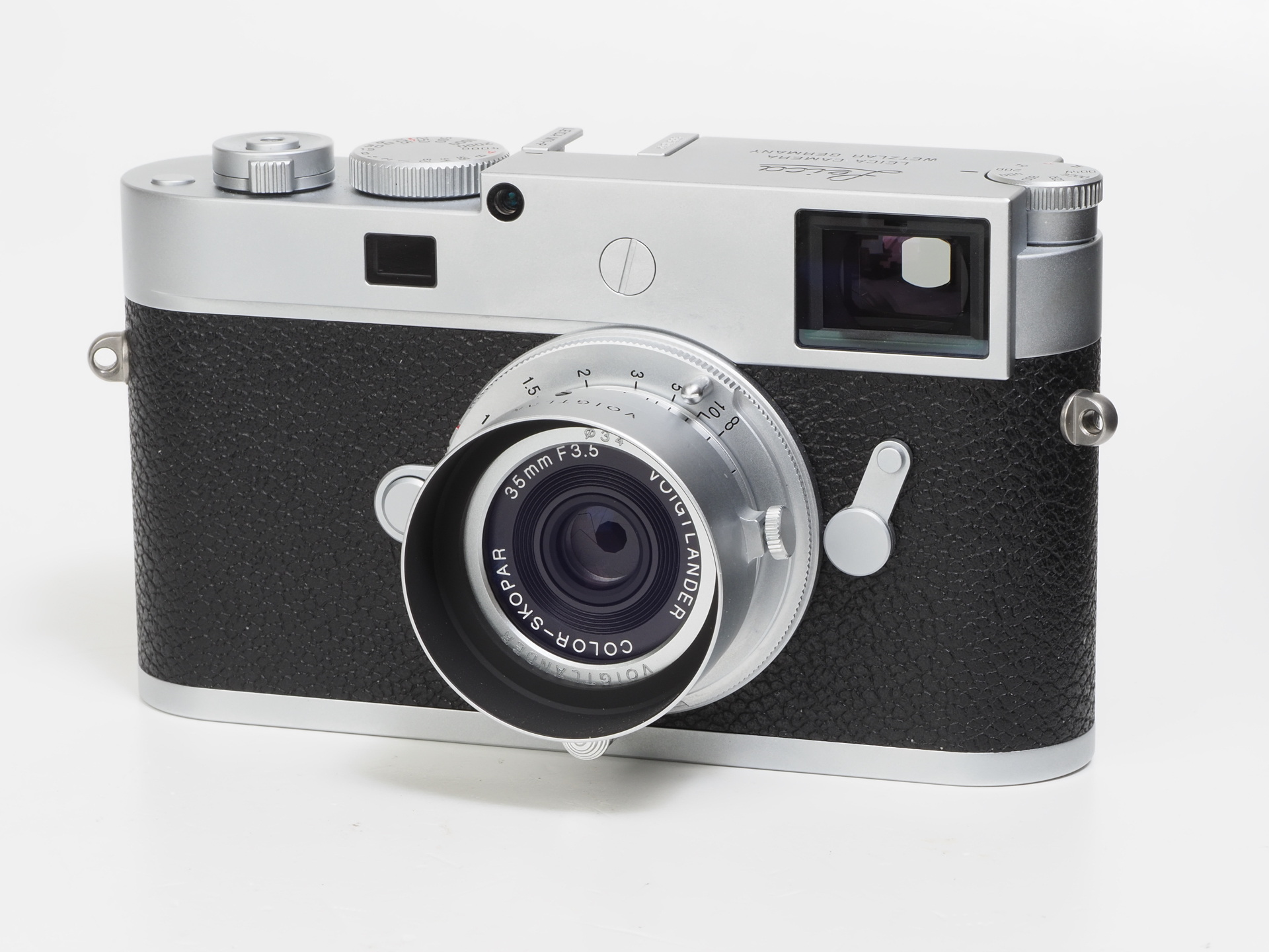 ライカM11-Pに装着してみました。レンズ単体で見るよりもレトロ感をさほど感じないのは、大きさのバランスがいいからでしょう。ブラックペイント仕上げも用意されています。