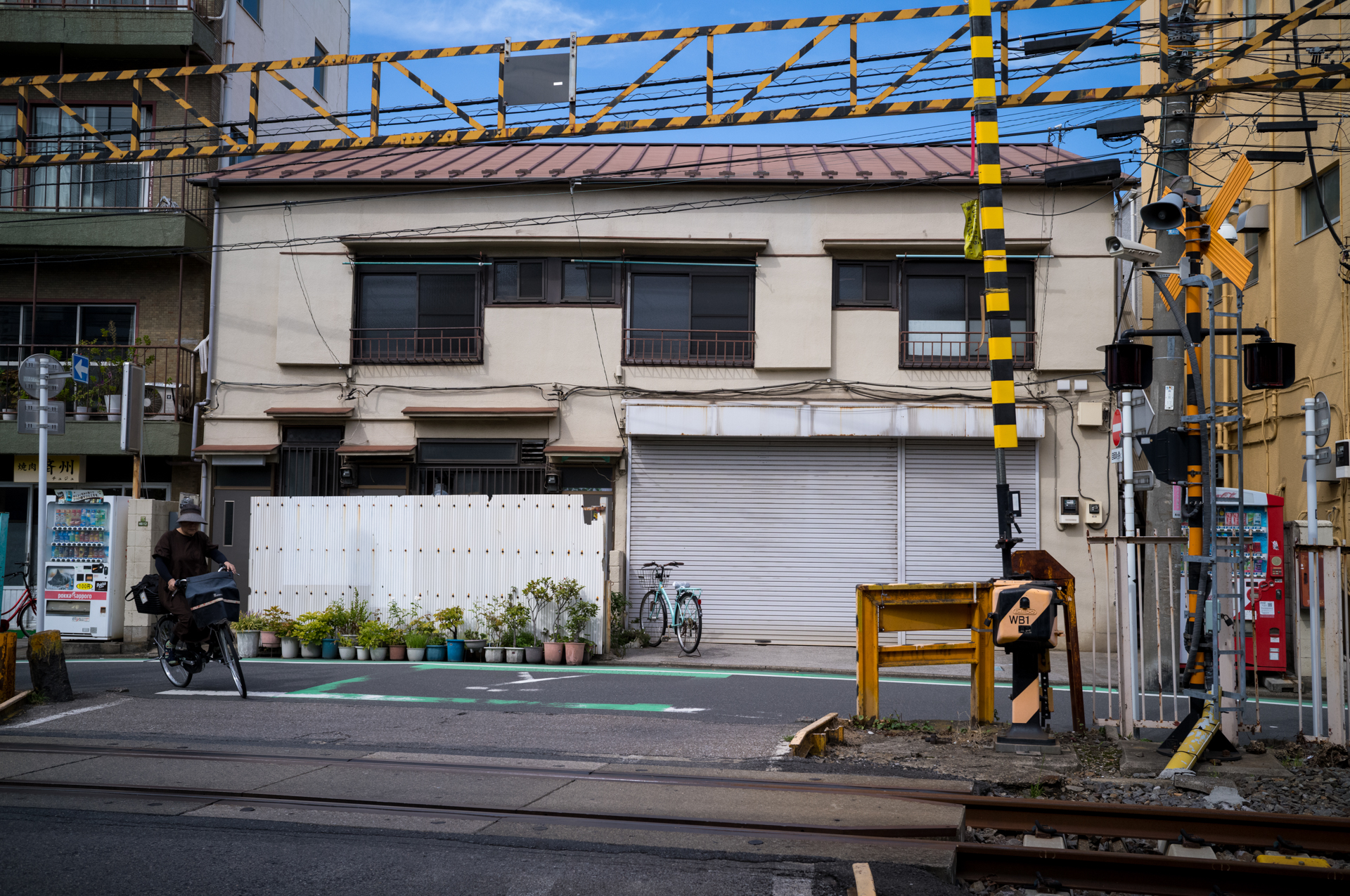 街歩きでは3m前後にあらかじめ設定しておいて、必要ならわずかな調整のみで撮影するという方法をとっています。<br><span class="fnt-85">ライカM11-P／COLOR-SKOPAR 35mm F3.5 Aspherical VM／35mm／マニュアル露出（1/1,000秒、F8）／ISO 400</span>