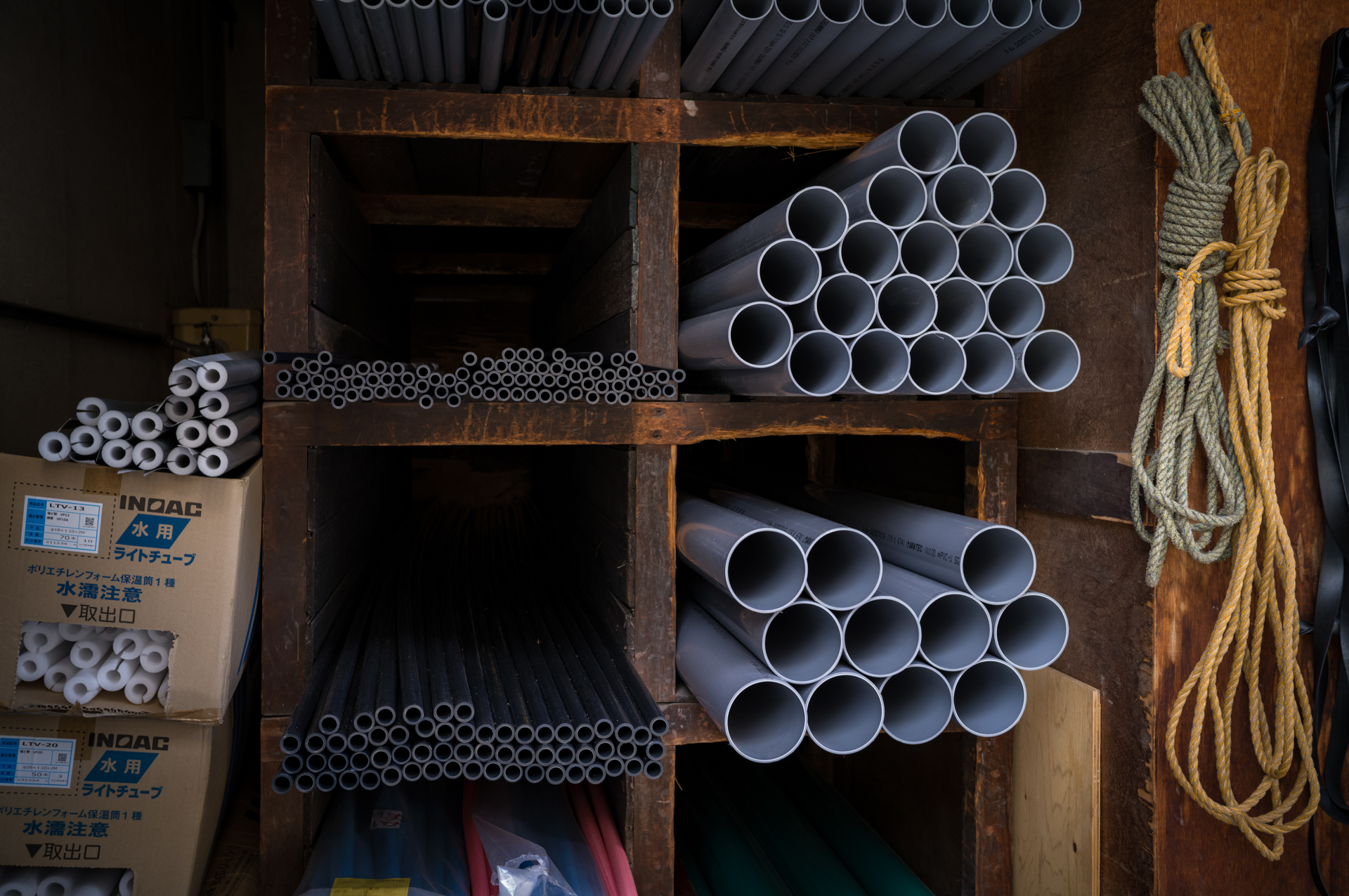 シャドーの中にも見えてくるものがあります。コントラストが高いレンズではあるのですが、階調も優秀です。<br><span class="fnt-85">ライカM11-P／COLOR-SKOPAR 35mm F3.5 Aspherical VM／35mm／絞り優先AE（1/50秒、F5.6）／ISO 400</span>