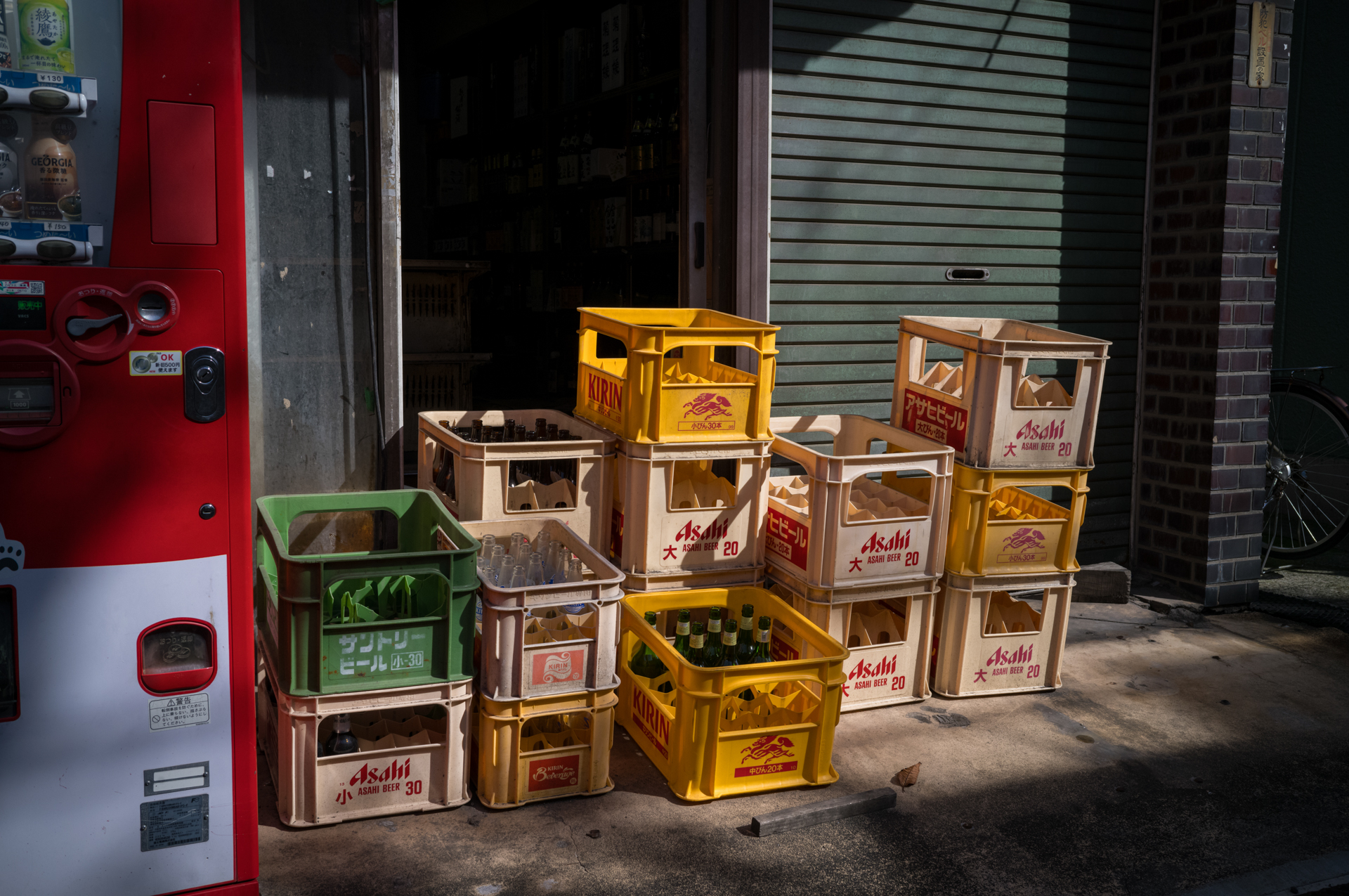 斜光線はビールケースもそれなりの画にするわけです。<br><span class="fnt-85">ライカM11-P／COLOR-SKOPAR 35mm F3.5 Aspherical VM／35mm／マニュアル露出（1/1,000秒、F8）／ISO 400</span>