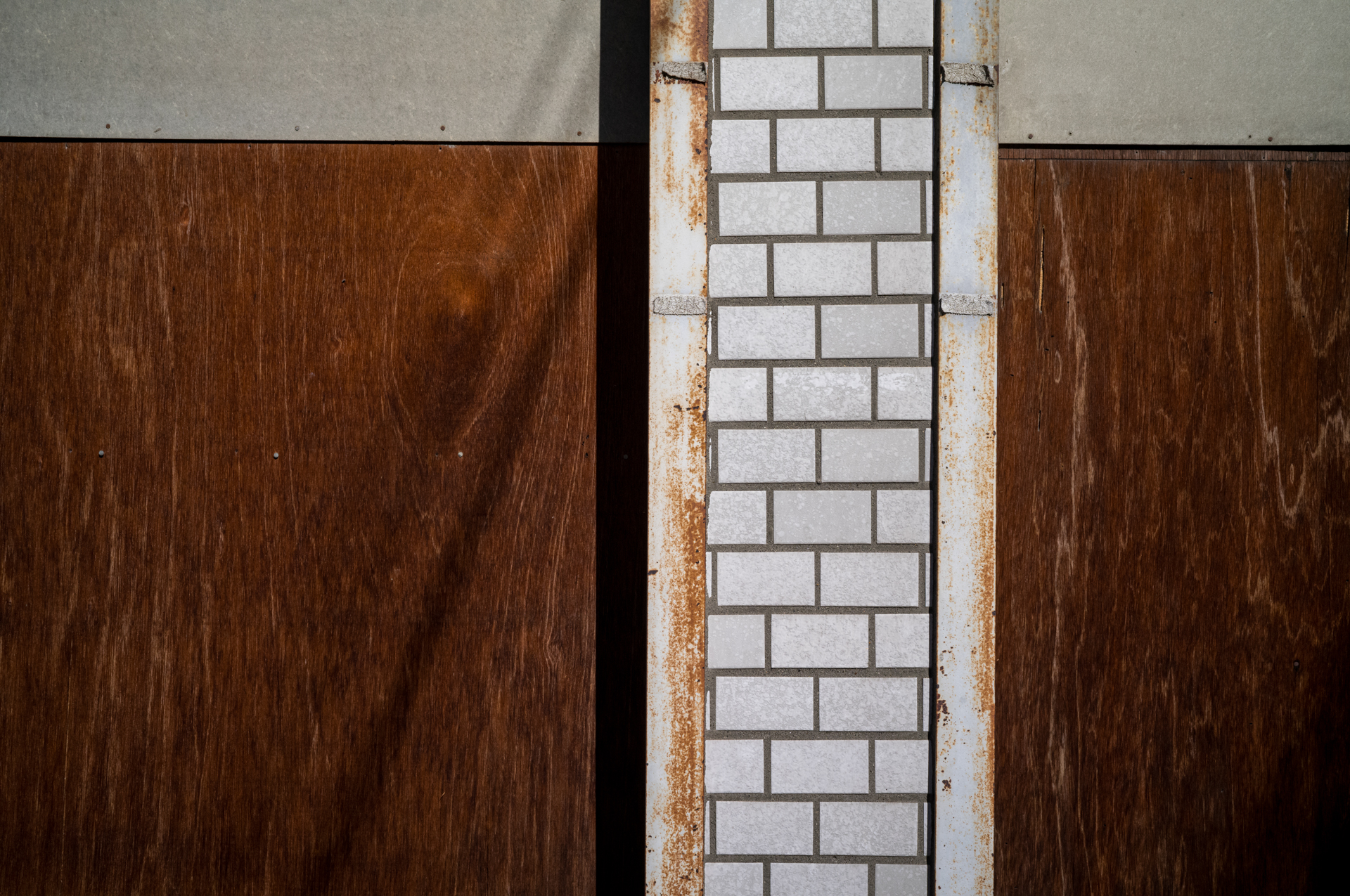 まっすぐなものをまっすぐに描写する特性です。カメラ内で収差を処理しちゃうという現代の技は当然使っていません。<br><span class="fnt-85">ライカM11-P／COLOR-SKOPAR 35mm F3.5 Aspherical VM／35mm／マニュアル露出（1/2,500秒、F8）／ISO 400</span>