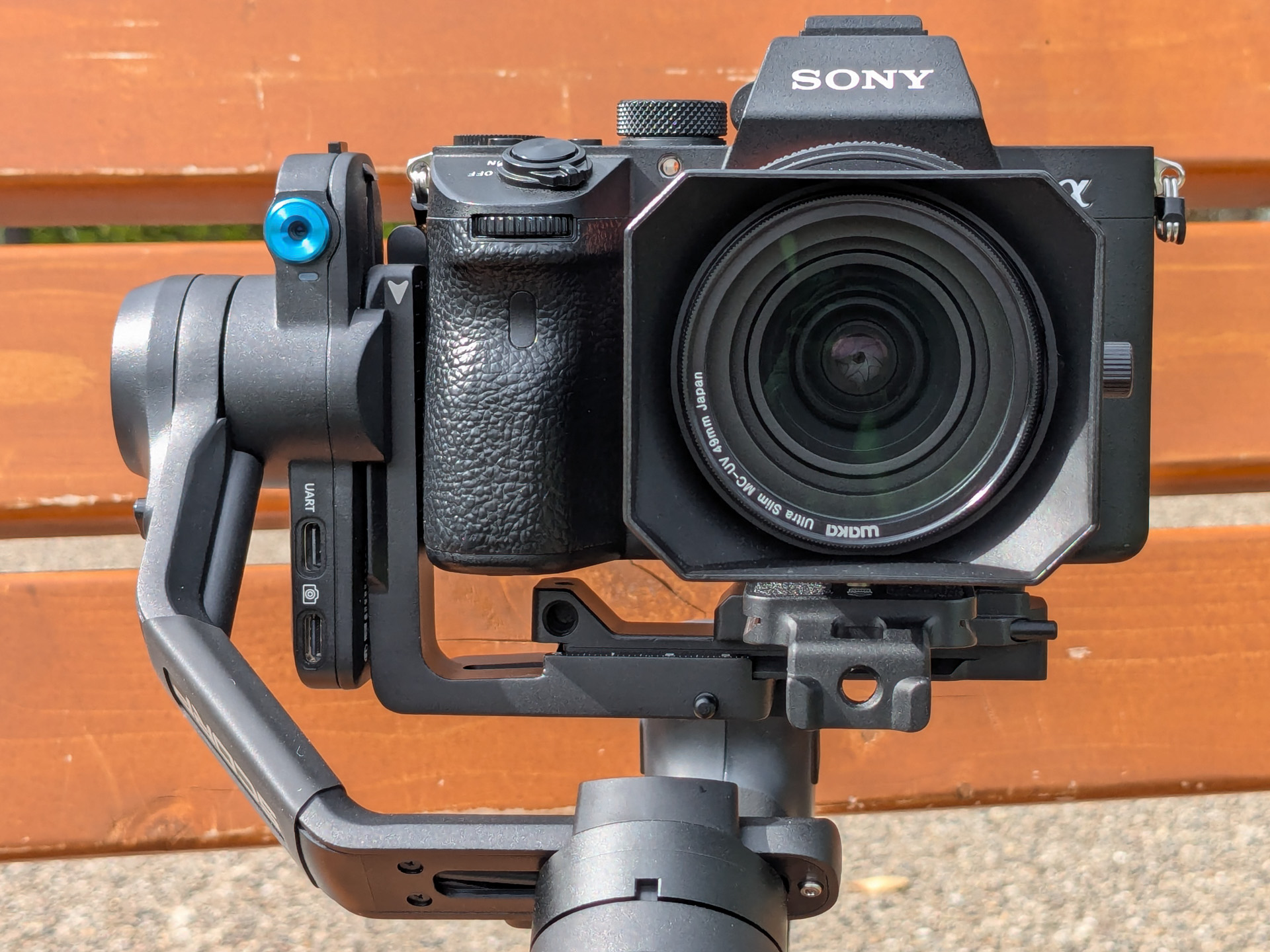 青い部分が人物を認識するセンサーになっている