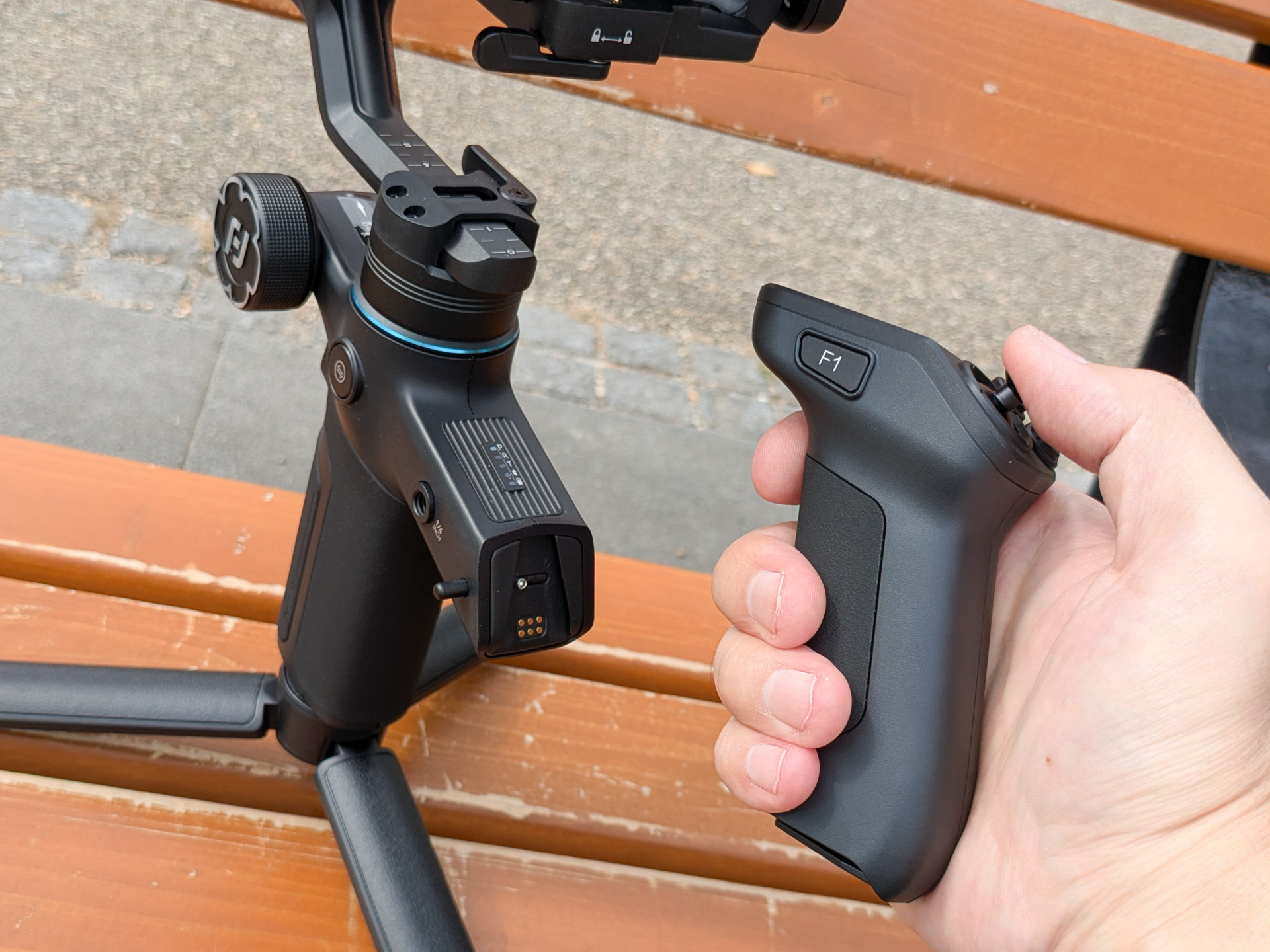 ハンドルが外れてリモコンになる