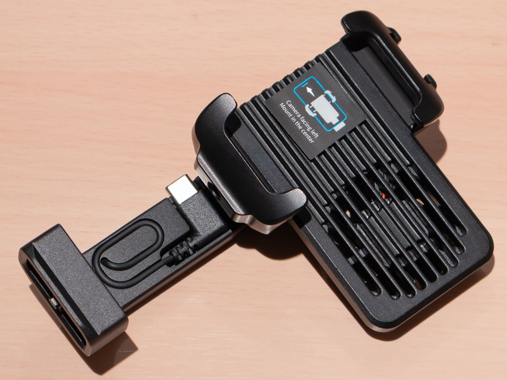 ファン内蔵のスマホホルダー。ジンバルからケーブルで電源を取る
