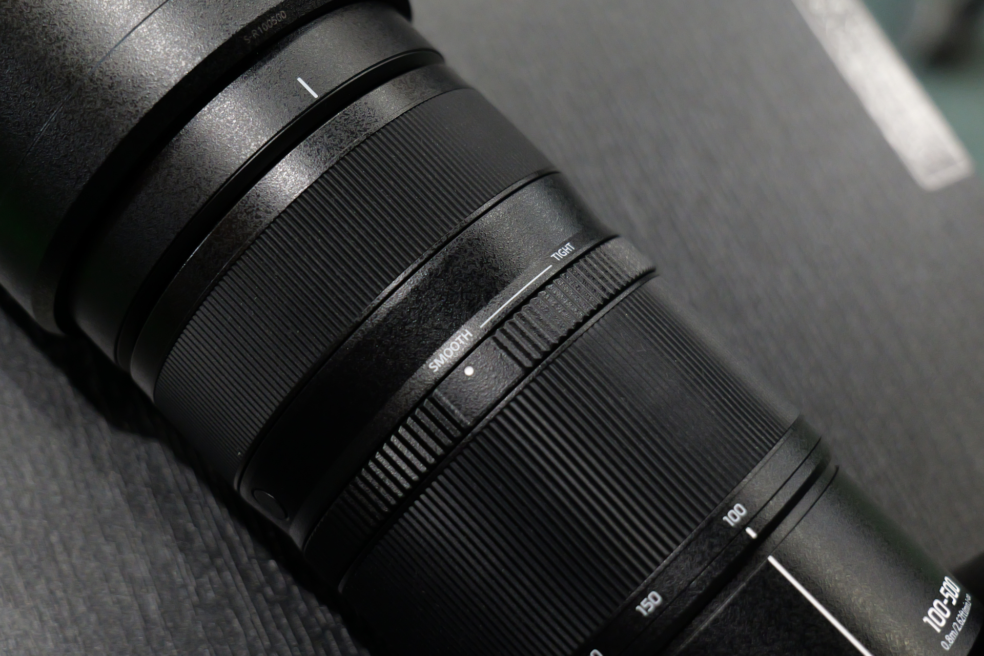 ズームリングの重さを調整できるタイトスムースリング。ズームリングと隣接して配置されている