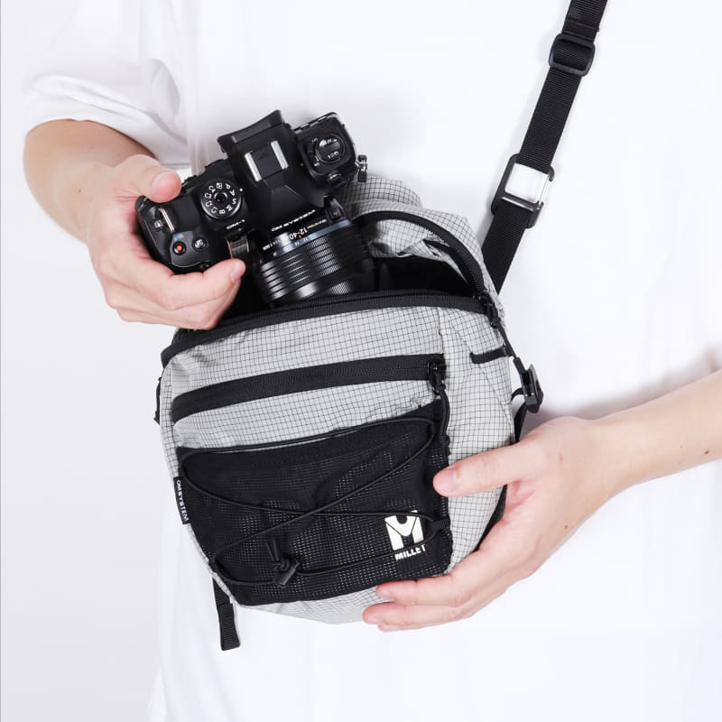 未使用品　カメラバッグ　OM SYSTEM ✖︎ MILLETコラボ OM SYSTEMとMILLETのコラボバッグ、第2弾はミニマムなショルダーバッグ