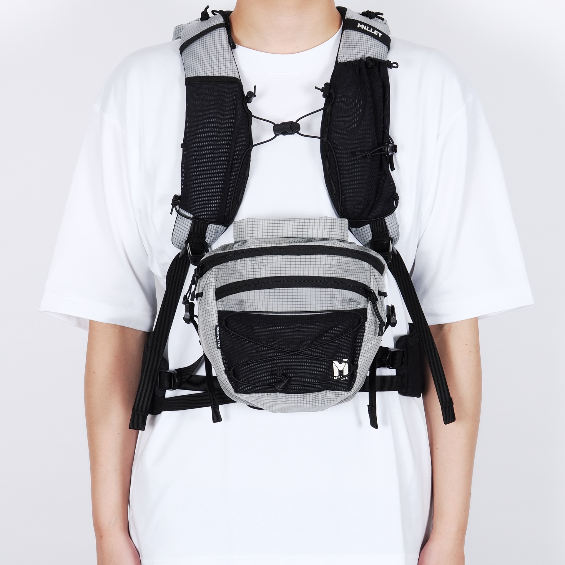 付属のショルダーストラップを外して、バックパックのショルダーハーネスに装着すれば、チェストバッグとしても使用できる