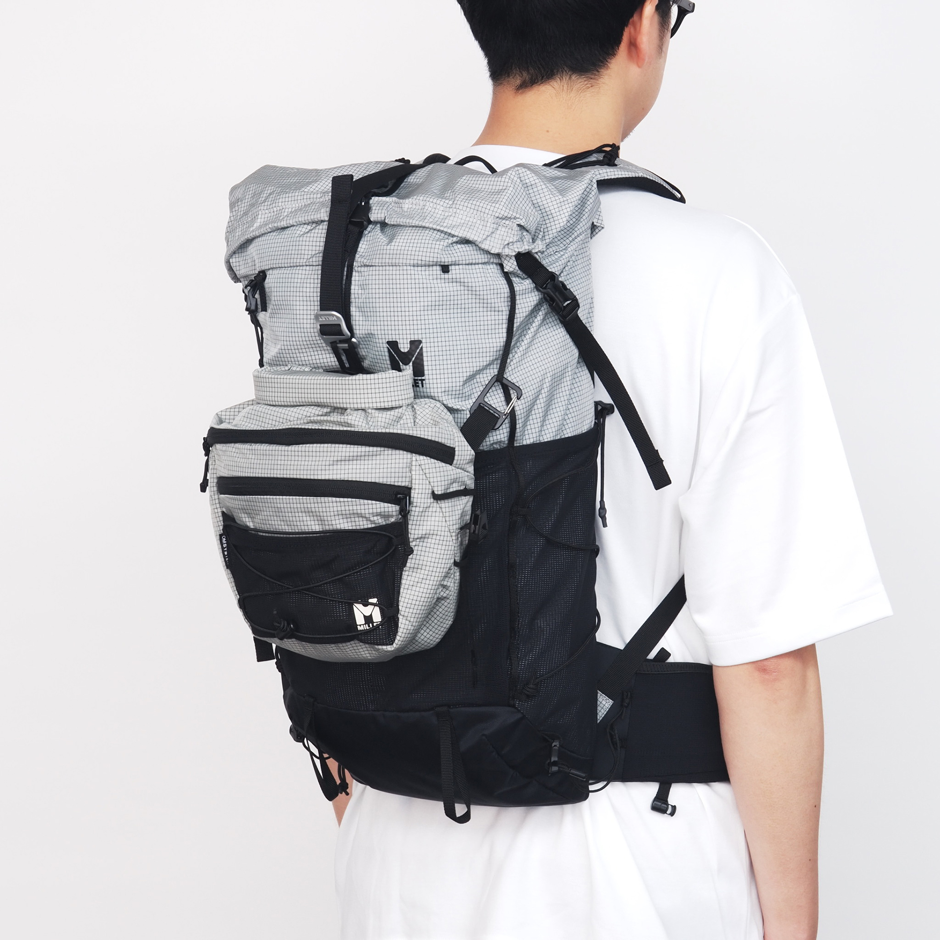 付属のショルダーストラップを外して、バックパックのショルダーハーネスに装着すれば、チェストバッグとしても使用できる