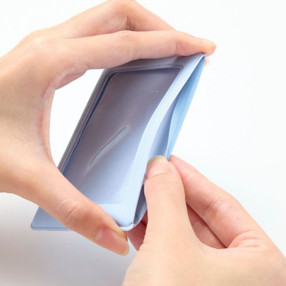 フラップはマグネットで固定されている