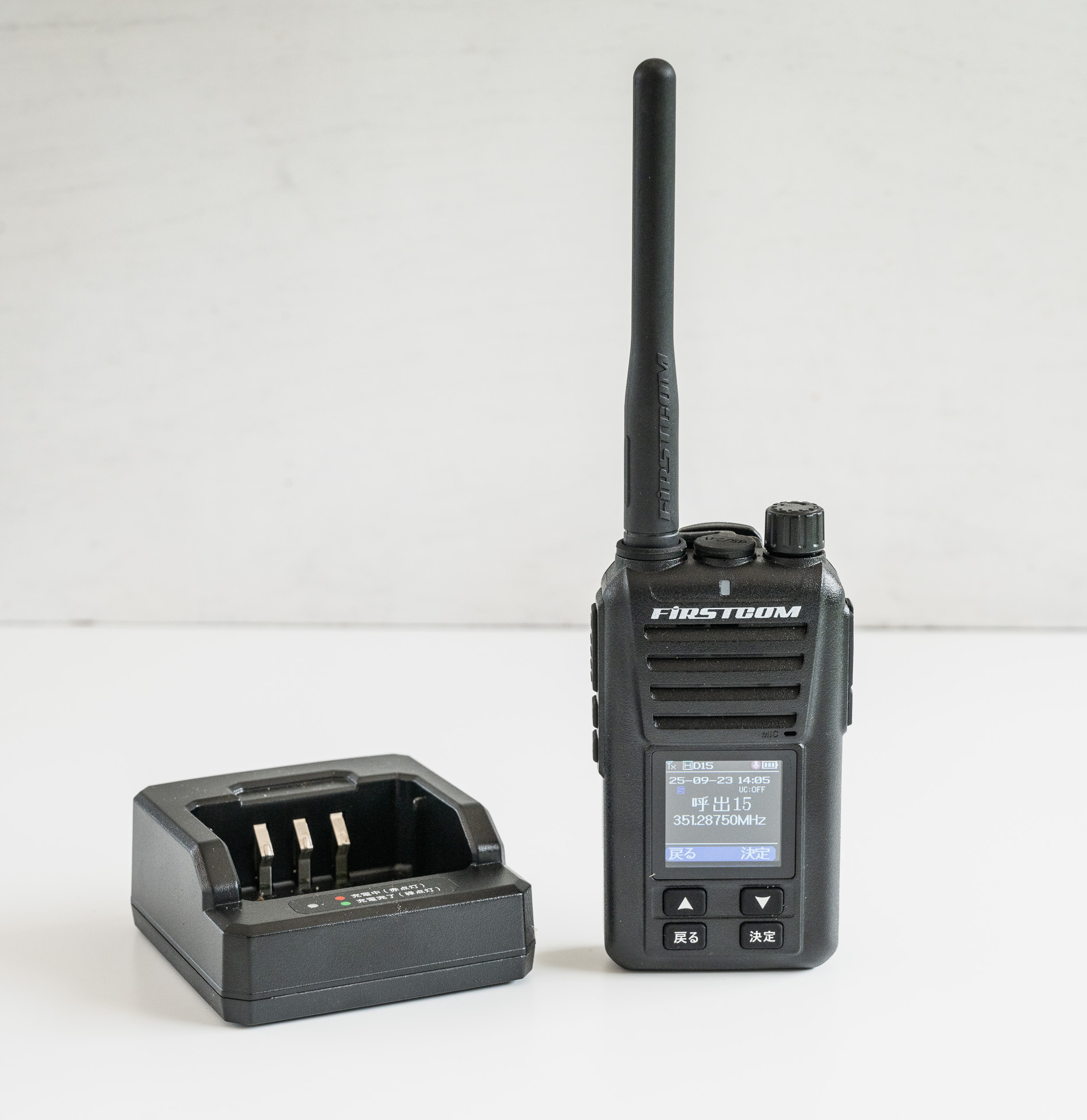 構成はシンプル。無線機本体と充電台のほか充電器×1、バッテリー×1、アンテナ長×1、短×1、クリップ×1