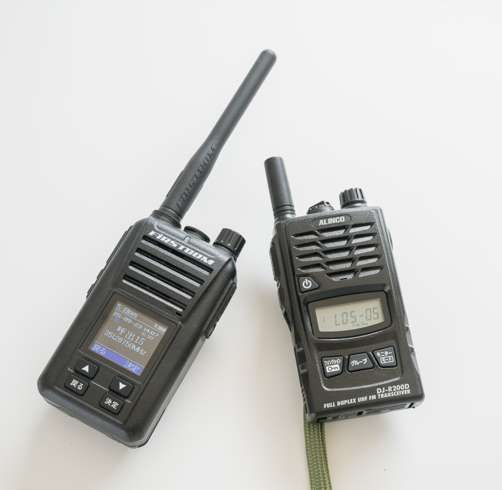 左から、FIRSTCOMデジタル簡易無線FC-D301 PLUS （W）とAL INCO特定小電力無線DJR200D