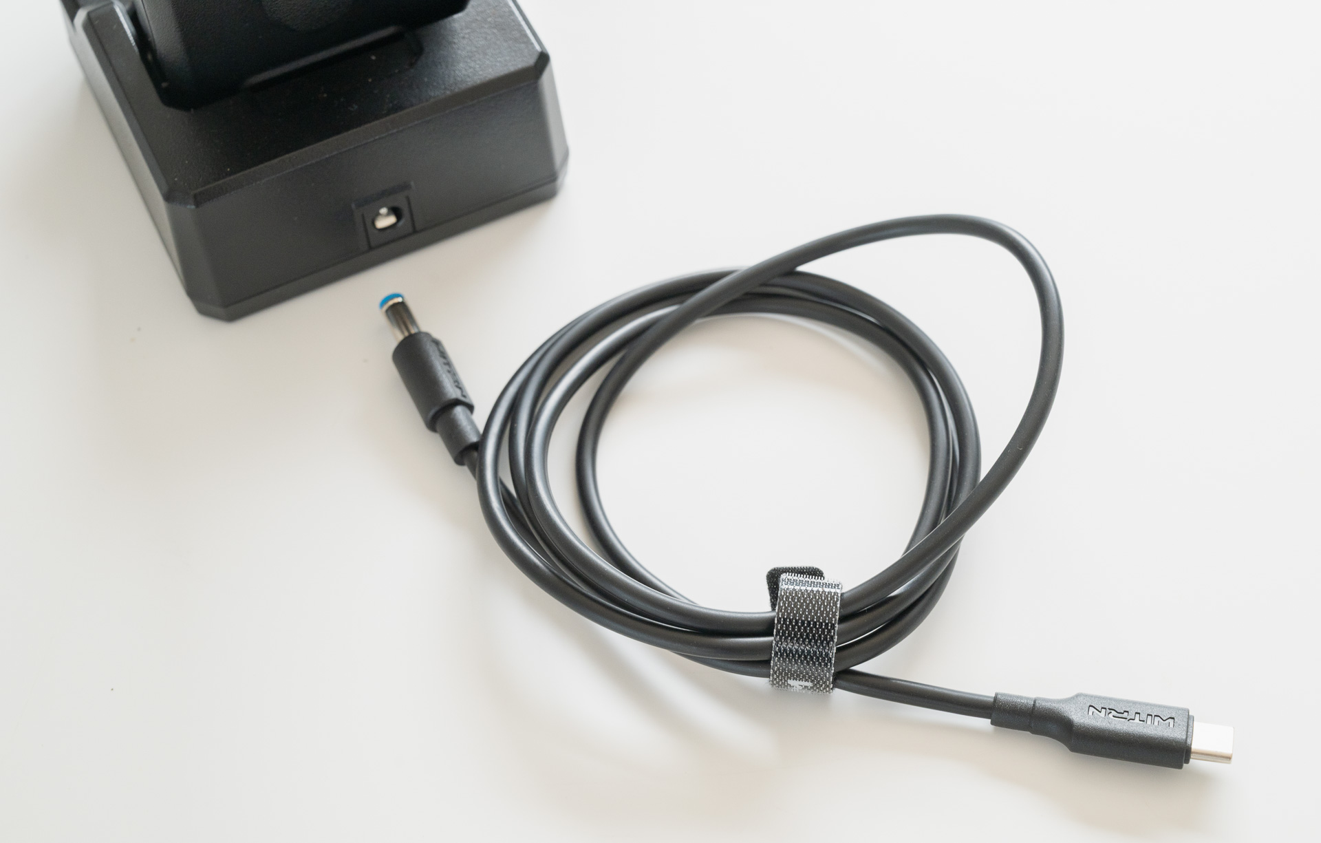 充電の入力は12V。シガーアダプターの他、PDデコイを利用すればモバイルバッテリーからも充電できます