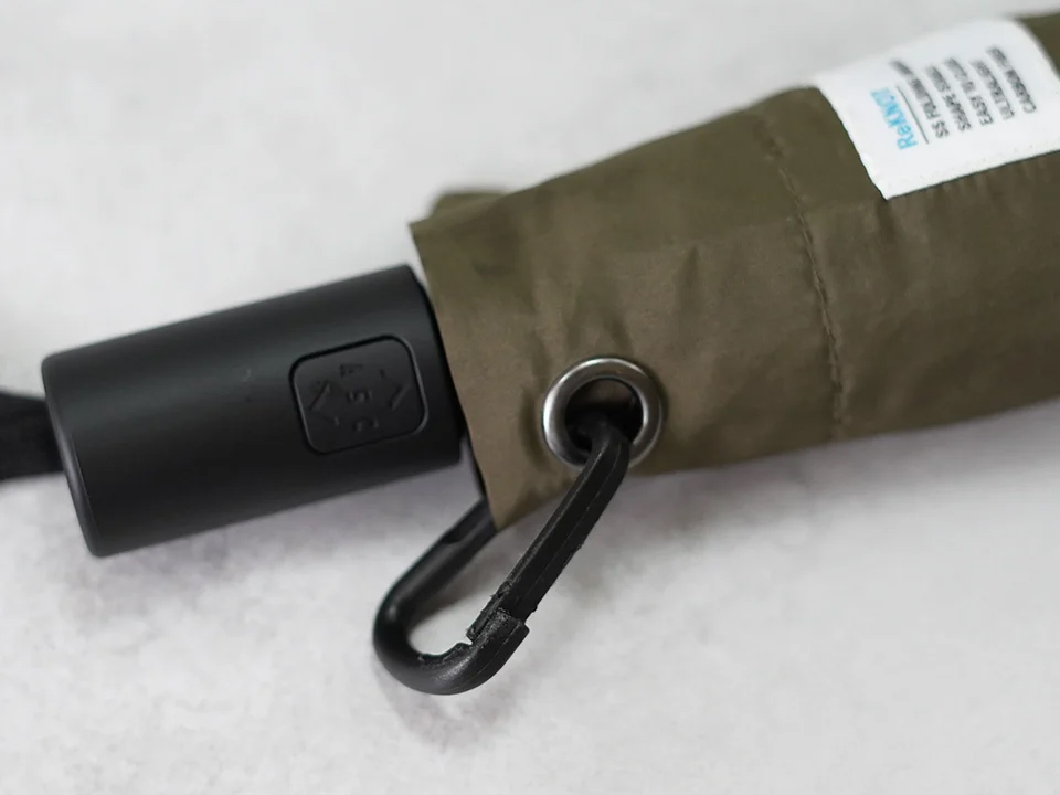 収納袋にはカラビナが付属しており、本体に接続しておける