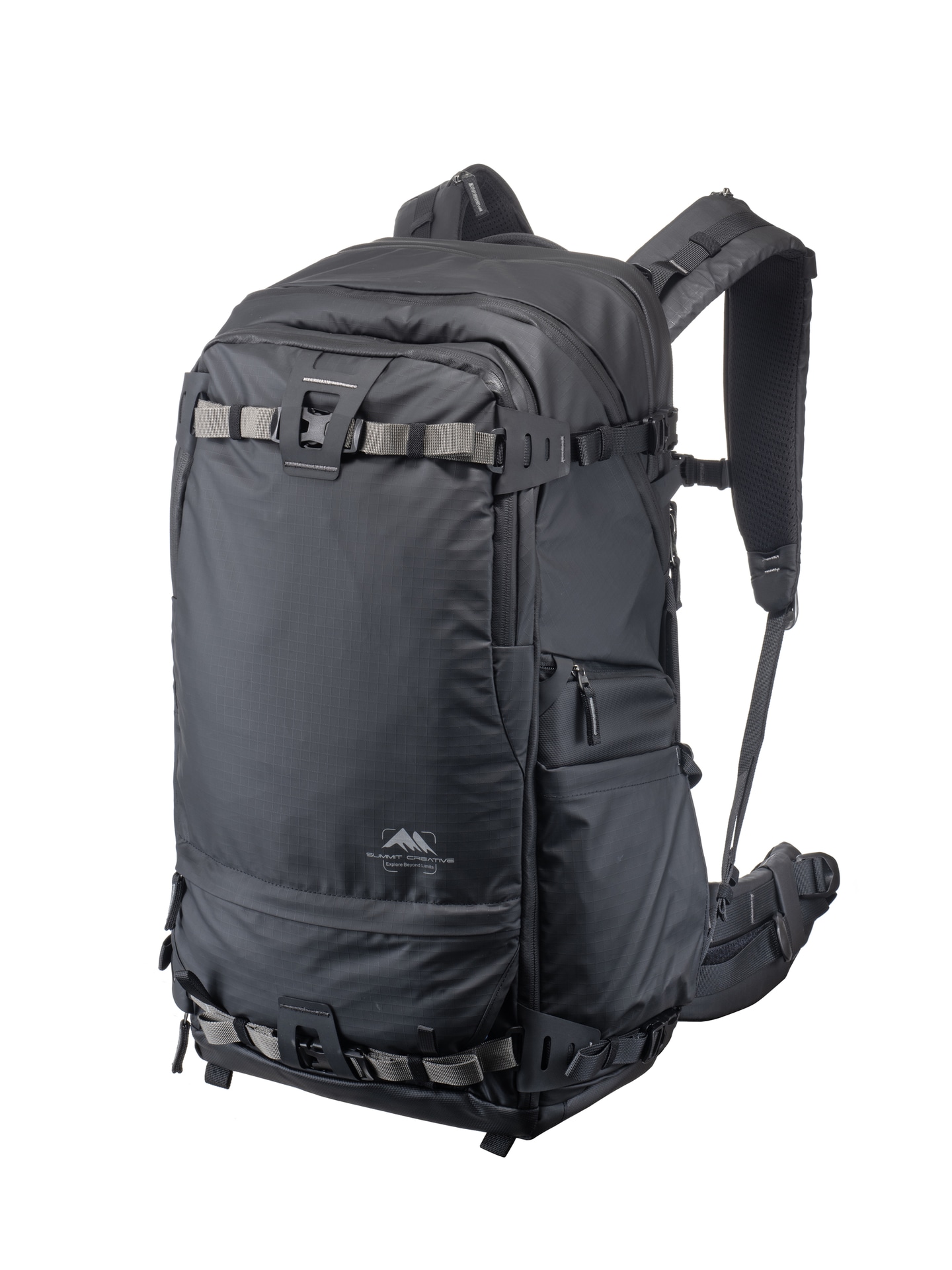 価格：6万7,320円（税込）<br>　<br><b>●SPECIFICATION</b><br>外形寸法（W×H×D）：約33×56×22cm<br>内形寸法（W×H×D）：約30×（41+13）×17cm<br>質量：約2.84kg<br>容量：45L<br>フロント拡張：7L<br>収納ノートPCサイズ：16インチ<br>付属品：レインカバー、ウエストベルト、トレッキングポール取付用ゴムバンド