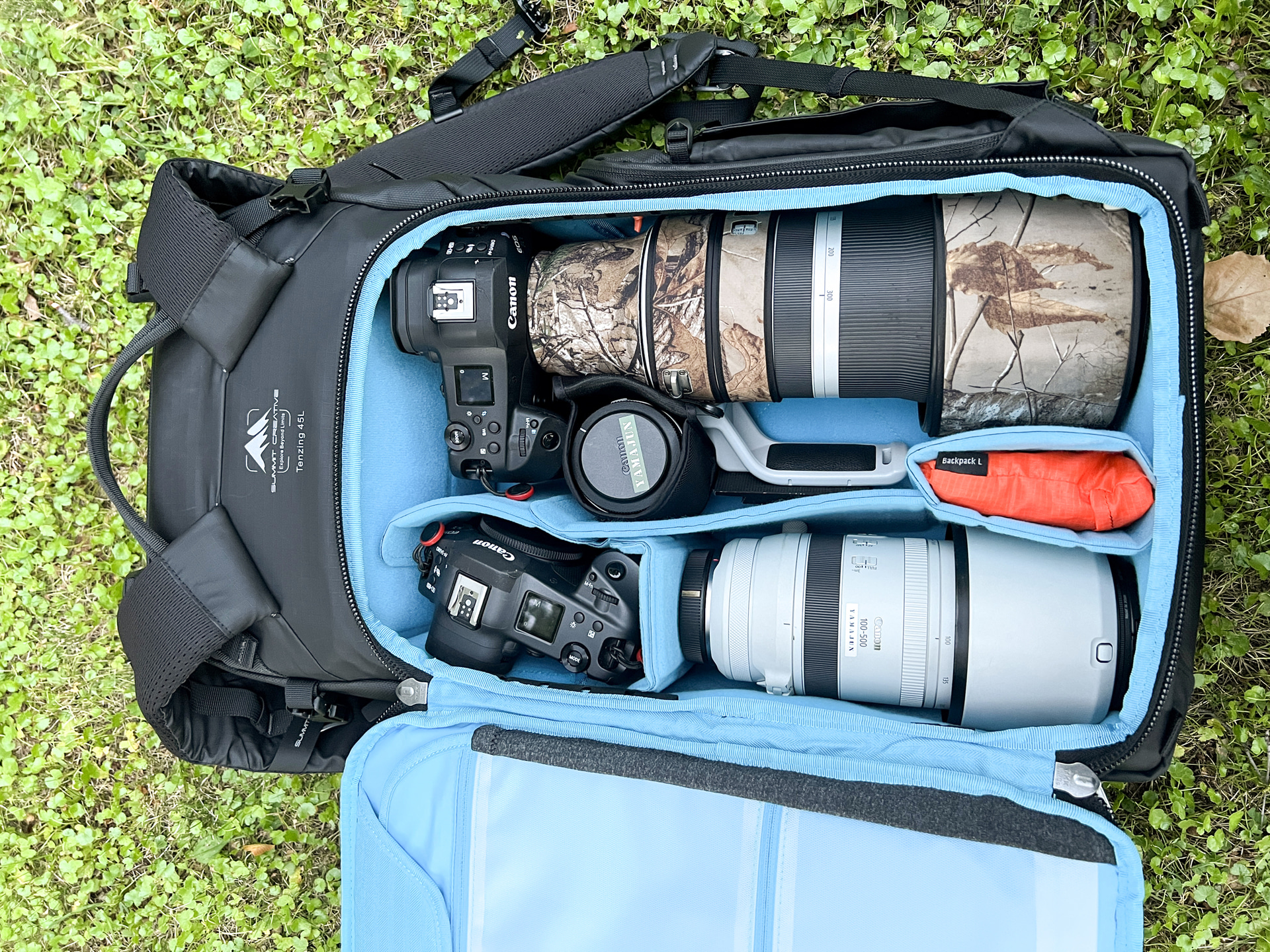 超望遠ズームレンズに加えサブカメラなども収まる