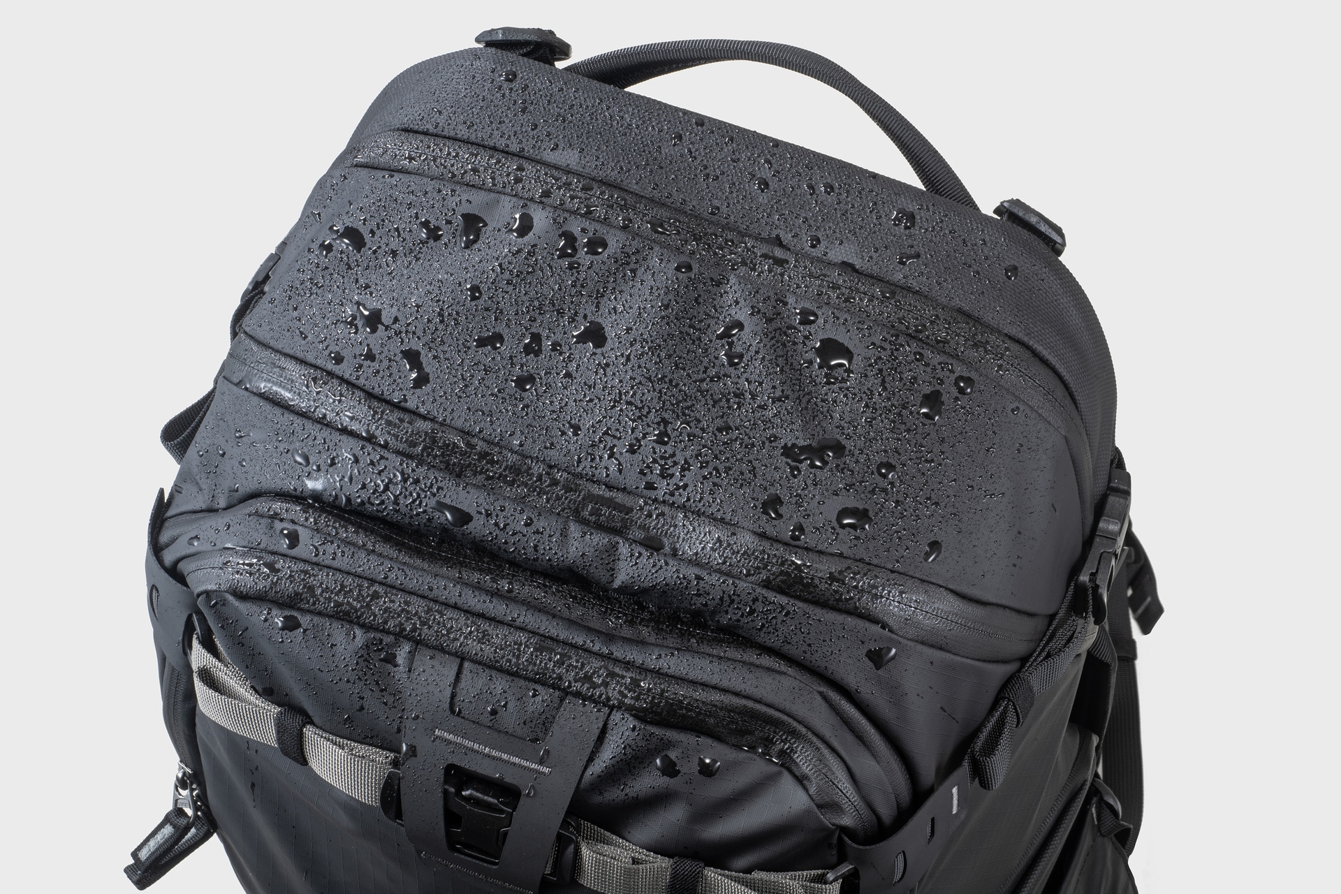 雨や雪など悪天候でも気にせずに撮影できる