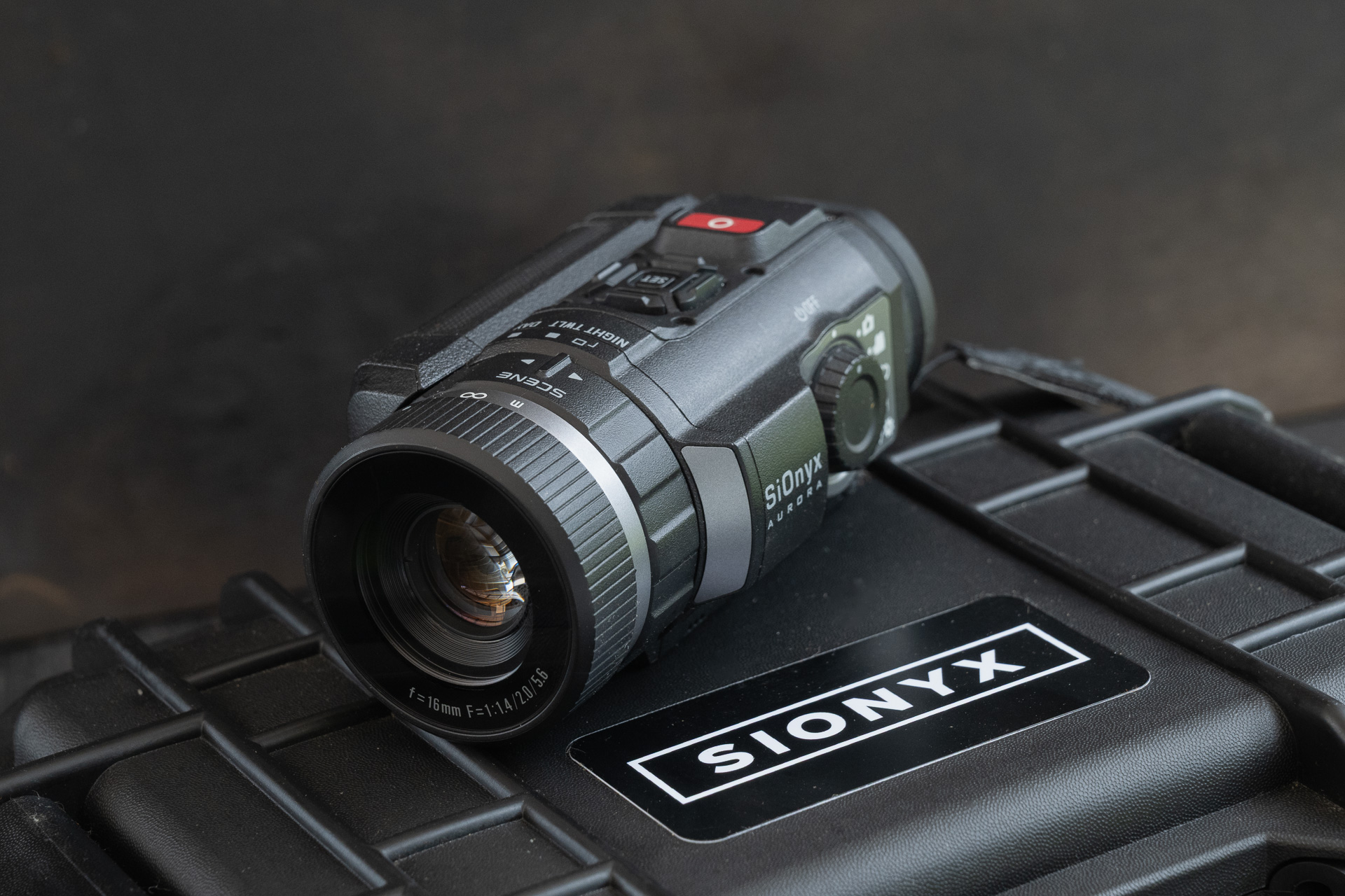 外観はホームビデオ。片手にすっぽりおさまる大きさで首から下げても邪魔にならない。