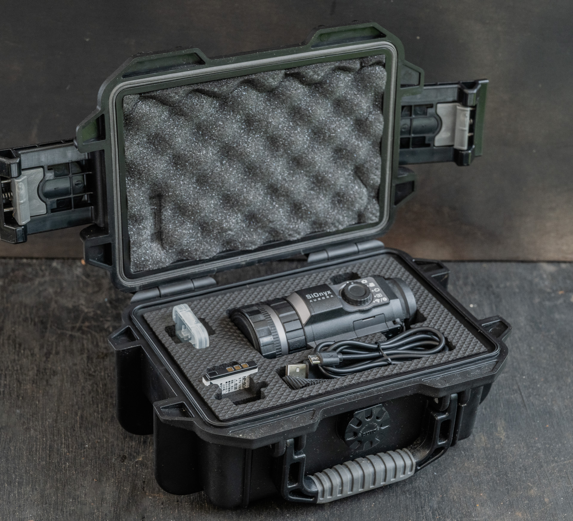 防水ケース、SDカード、バッテリー2個、microUSBケーブルが付属