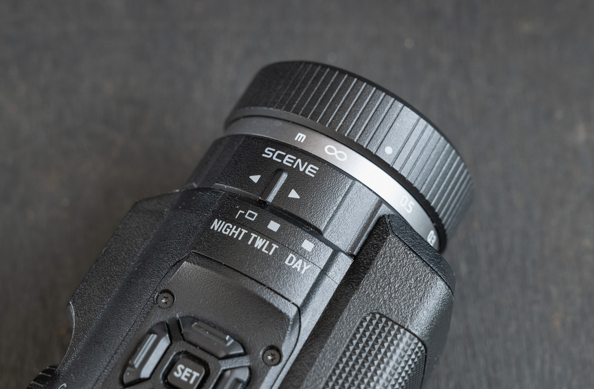 レンズ根本にシーン切り替えリングがある。フォーカスはマニュアルのみ。