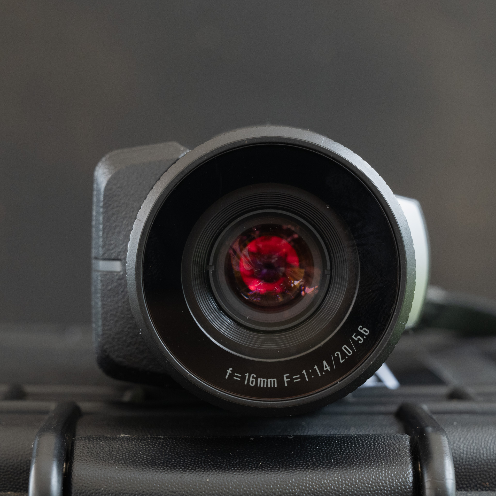 NIGHTモード以外の時は、レンズの奥に赤外カットフィルターが赤く光って見える