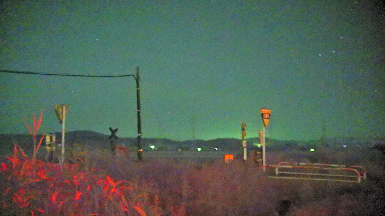 フルカラー画像。NIGHTモードでは赤外カットフィルターが外れますから近赤外線も含んでカラー画像が形成されます。それゆえ、肉眼で見るカラーと大きく違っています。月明かりのある時なんかは結構見やすいです