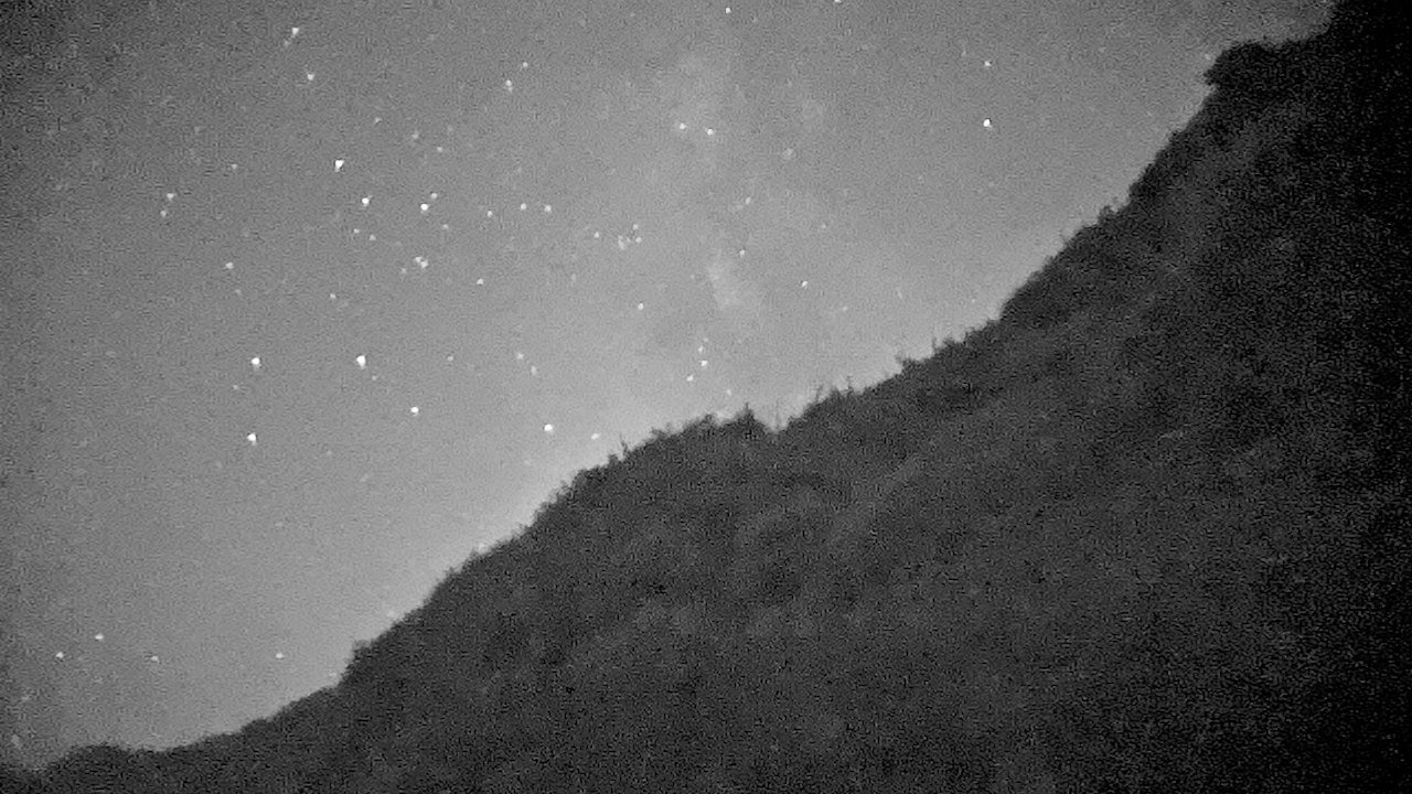 月明かりのない晩、天の川を見ていますが、とてもよく見えますよ。視野が広いので星座をしっかり辿ることができますね。星空や淡い天体はモノクロモードでよく見えます