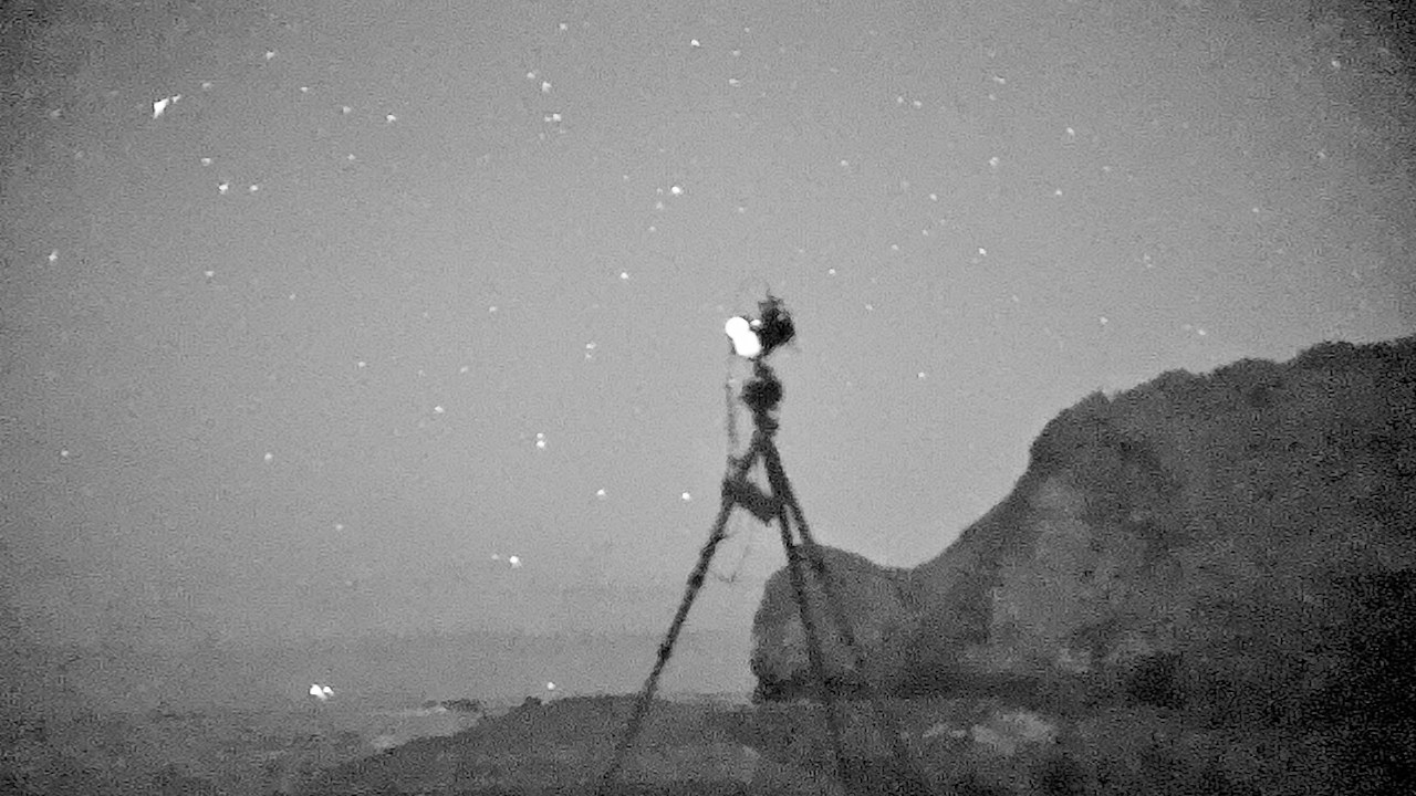 星景撮影時の様子。僕の使い方はこれです。レンズ交換式カメラでの星景映りは大変素晴らしいですが、フレーミング時はシャドウ部というか、風景になる部分がほぼ見えませんよね。なので、余計なものが映り込んでることもよくあります、残念。そこで、このSIONYX AURORAで風景部分を確認するわけです。僕の購入目的はこの使い方なんですよ。特にタイムラプス撮影のときなんか、余計なものが写ってるとショック大きいですからねえ