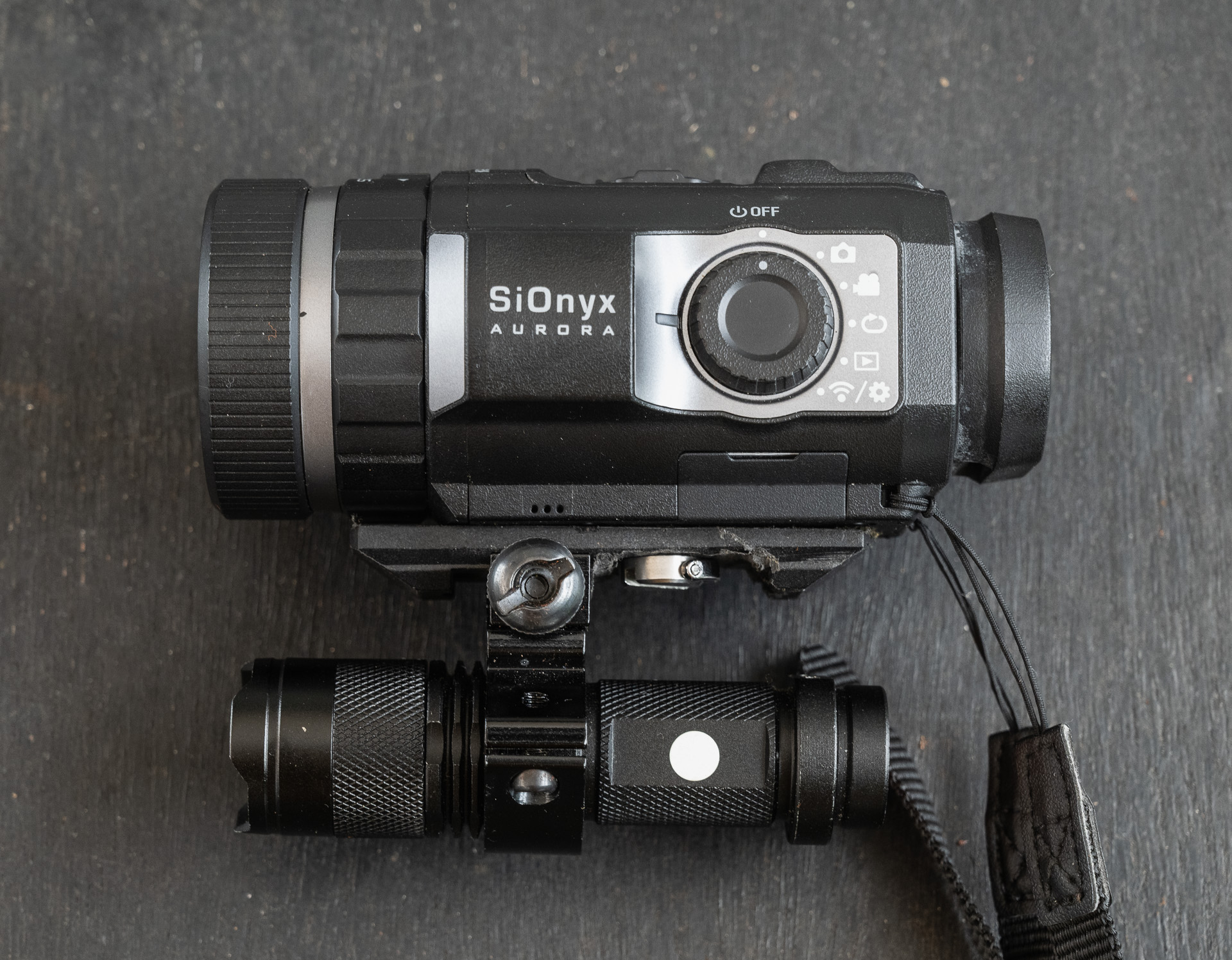 自作赤外線投光機をAURORA Blackに取り付けたところ。カメラネジ一本で留めている