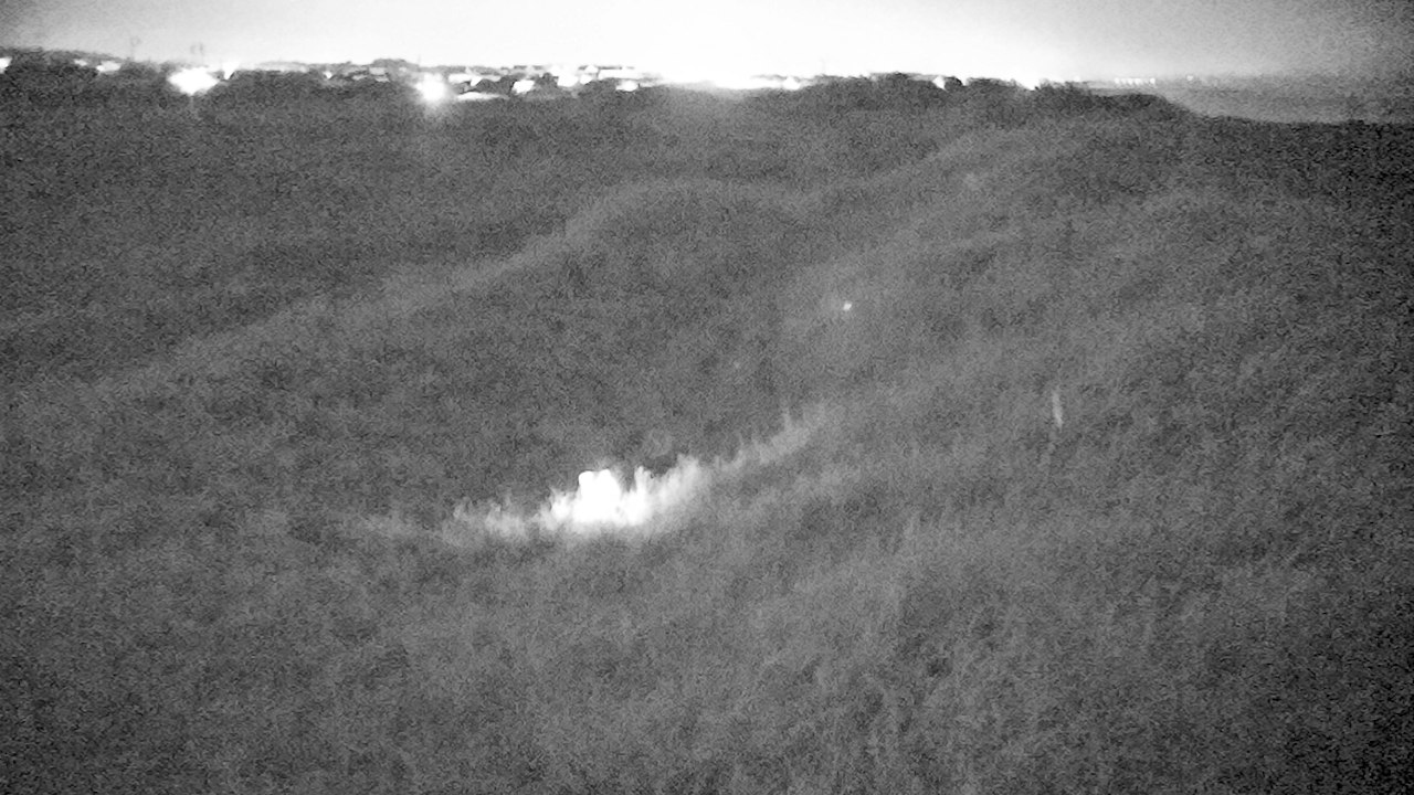 なんで草地の写真だよと思ったと思うんですが、草地の中に置いたマーカーが光ってる様子です