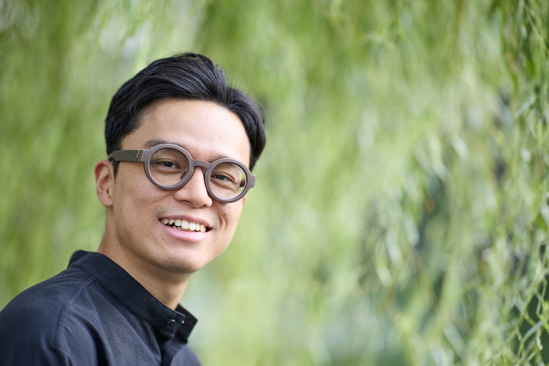 F1.4とズームレンズで多用されるF2.8の間には2段分の差がある。風に揺れるヤナギの葉が少々うるさかったため、すっきりとぼかしたかった。背景の情報を消失させる際にこの差は効果を発揮する