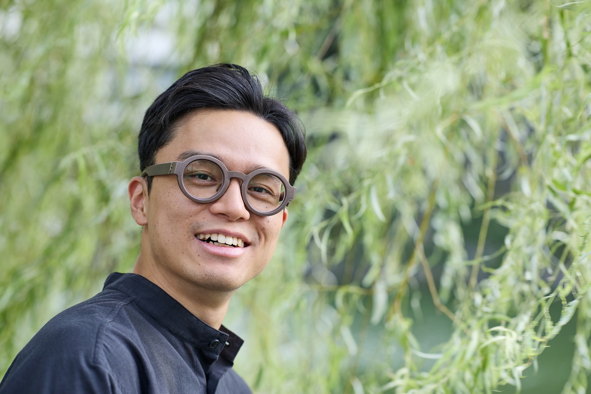 F1.4とズームレンズで多用されるF2.8の間には2段分の差がある。風に揺れるヤナギの葉が少々うるさかったため、すっきりとぼかしたかった。背景の情報を消失させる際にこの差は効果を発揮する